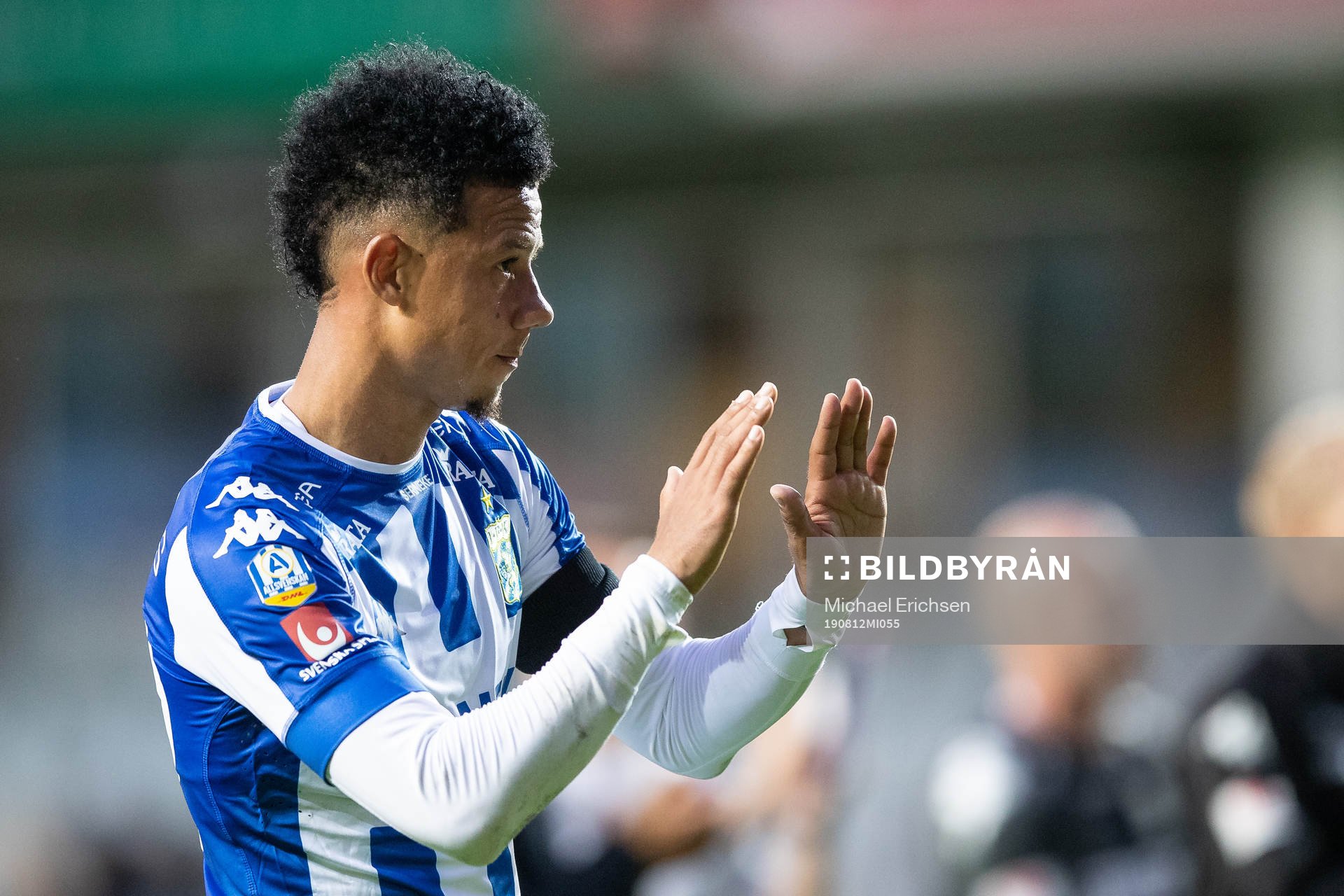 IFK Göteborgs Tobias Sana tackar klacken