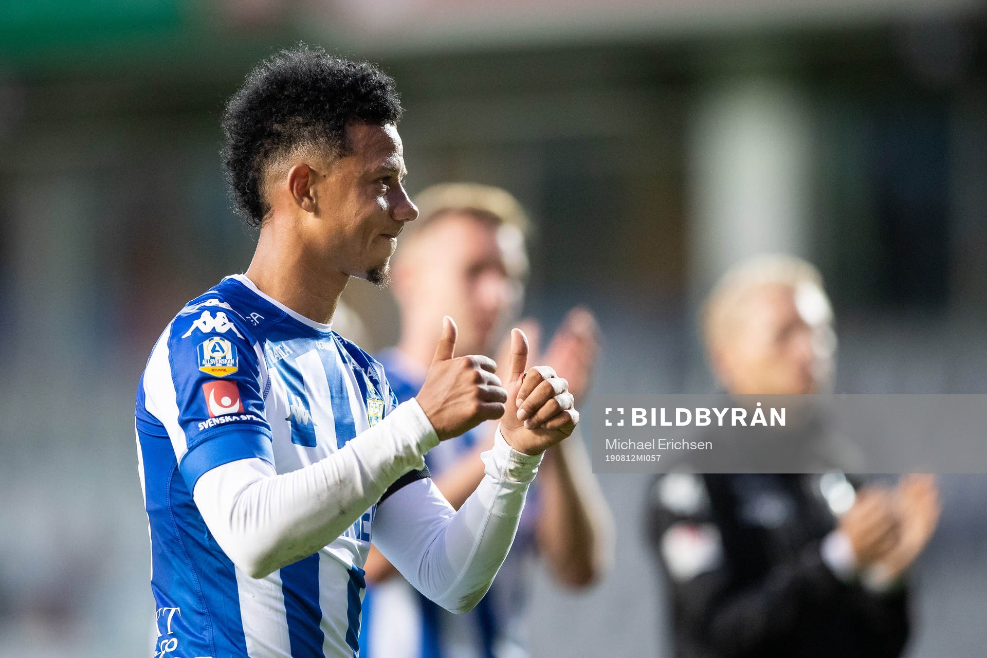 IFK Göteborgs Tobias Sana tackar klacken