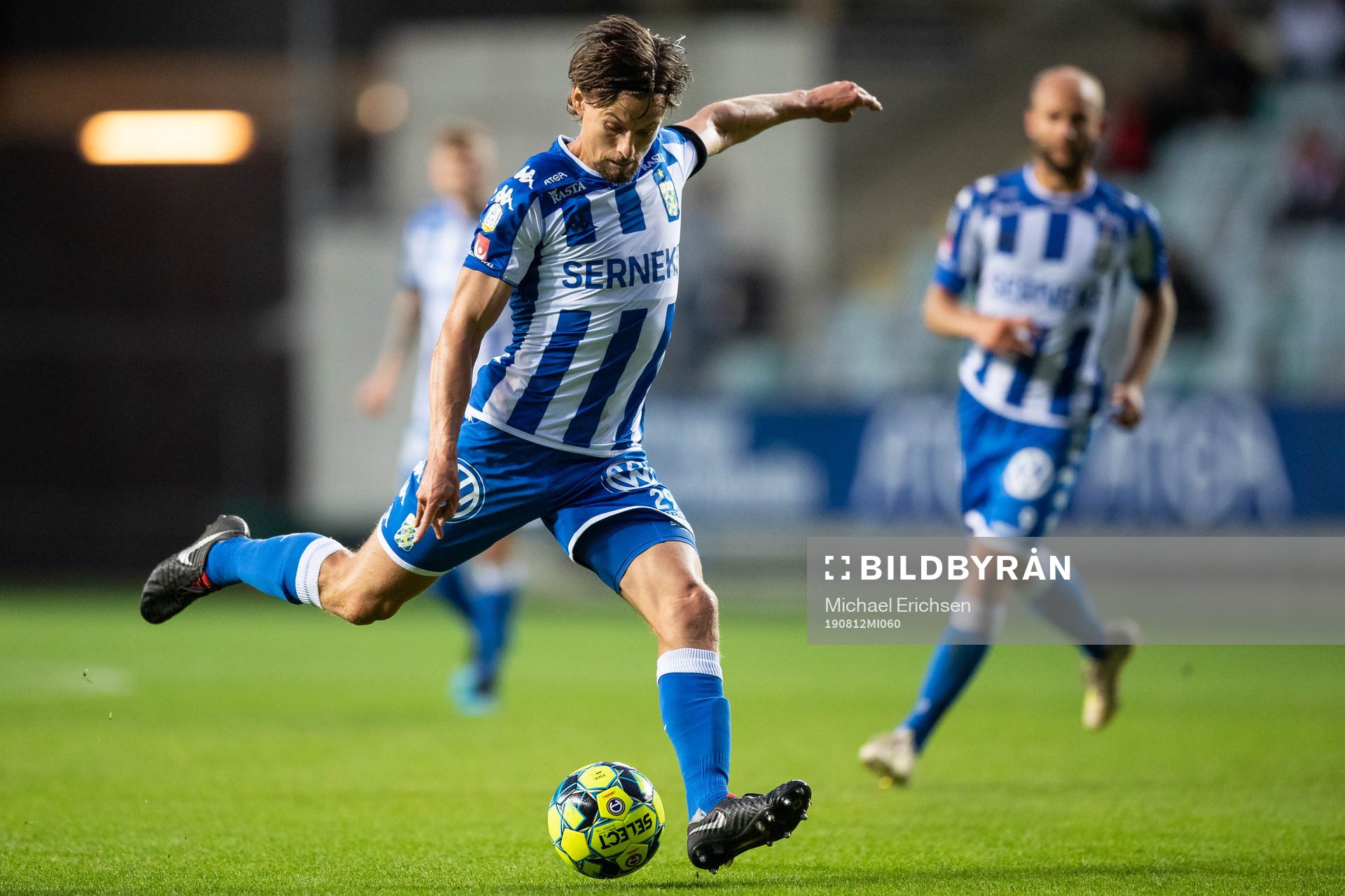IFK Göteborgs Lasse Vibe skjuter ett skott under fotbollsmatchen i allsvenskan mellan IFK Göteborg och Falkenberg den 12 augusti 2019 i Göteborg.
