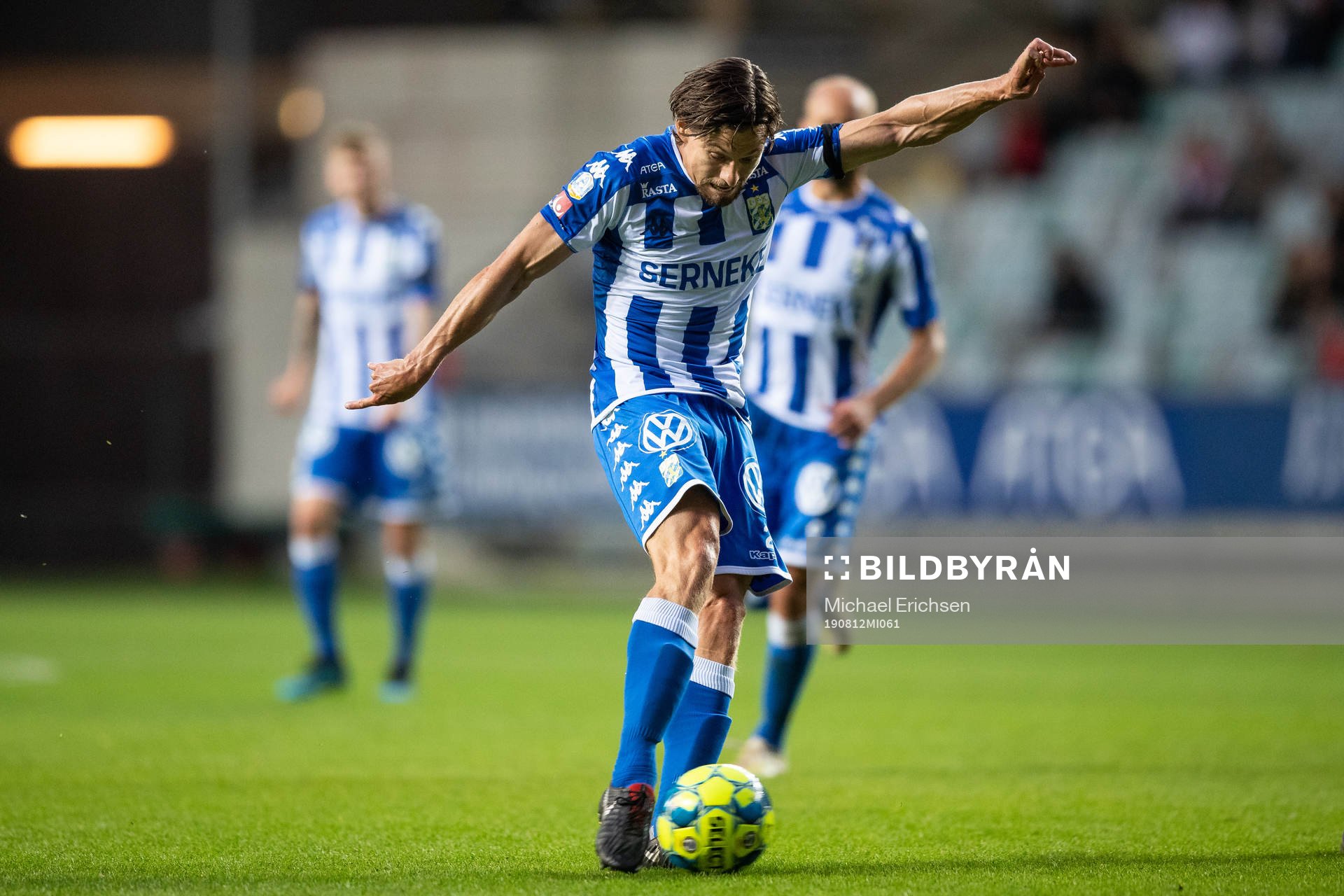 IFK Göteborgs Lasse Vibe skjuter ett skott under fotbollsmatchen i allsvenskan mellan IFK Göteborg och Falkenberg den 12 augusti 2019 i Göteborg.