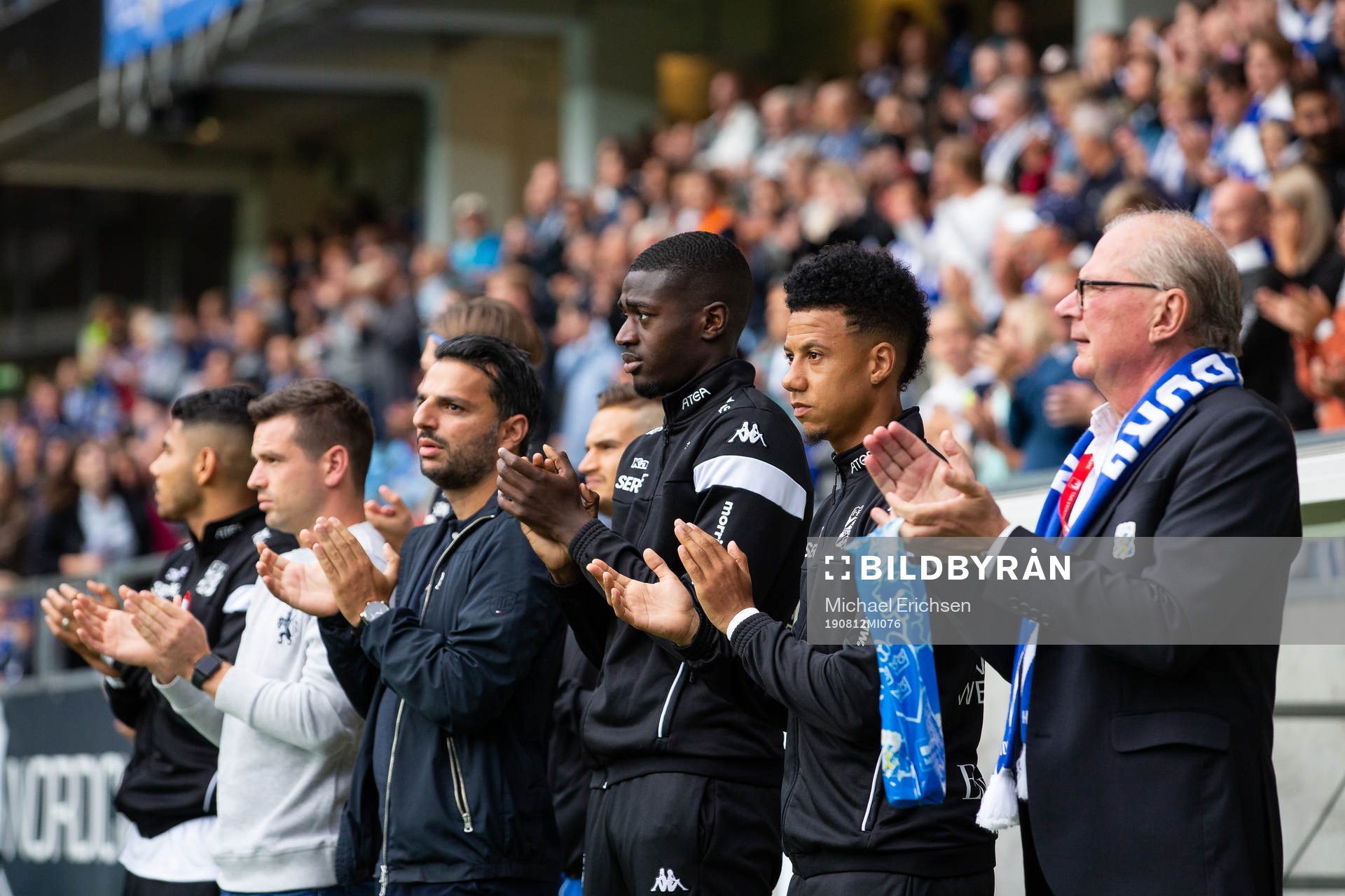 IFK Göteborgs ledare och spelare hedrar tidigare IFK Göteborgs tränaren Gunder Bengtsson innan fotbollsmatchen i allsvenskan mellan IFK Göteborg och Falkenberg den 12 augusti 2019 i Göteborg.