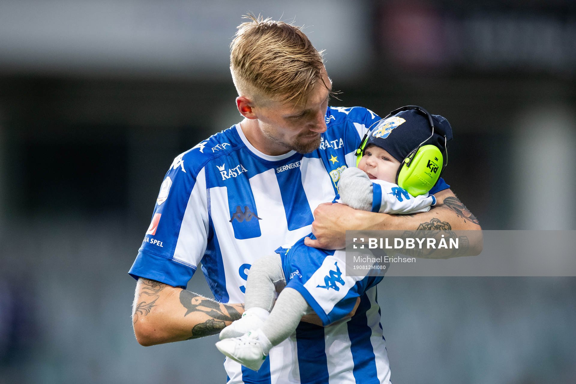 IFK Göteborgs Sebastian Eriksson med sin dotter