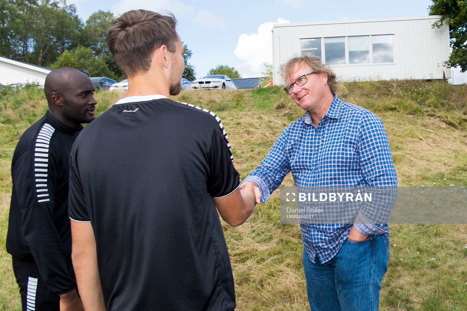 Gais ordförande Jonas Andersson hälsar på Boris Lumbana
