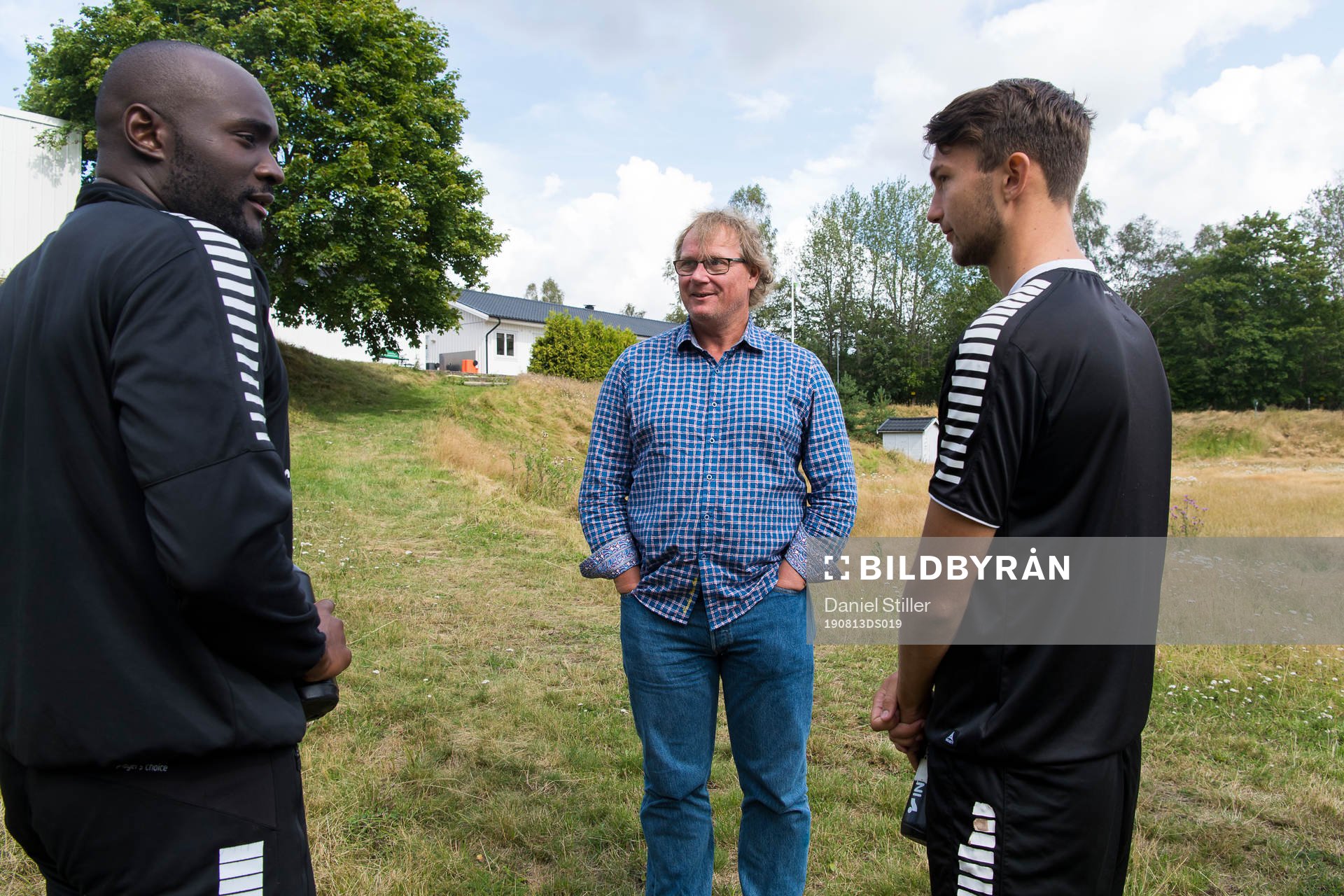 Gais ordförande Jonas Andersson hälsar på Boris Lumbana