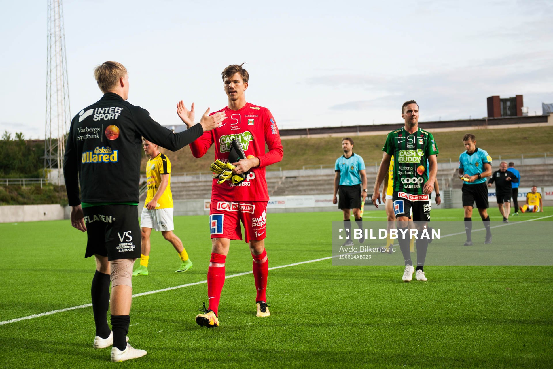 Varbergs målvakt August Strömberg jublar