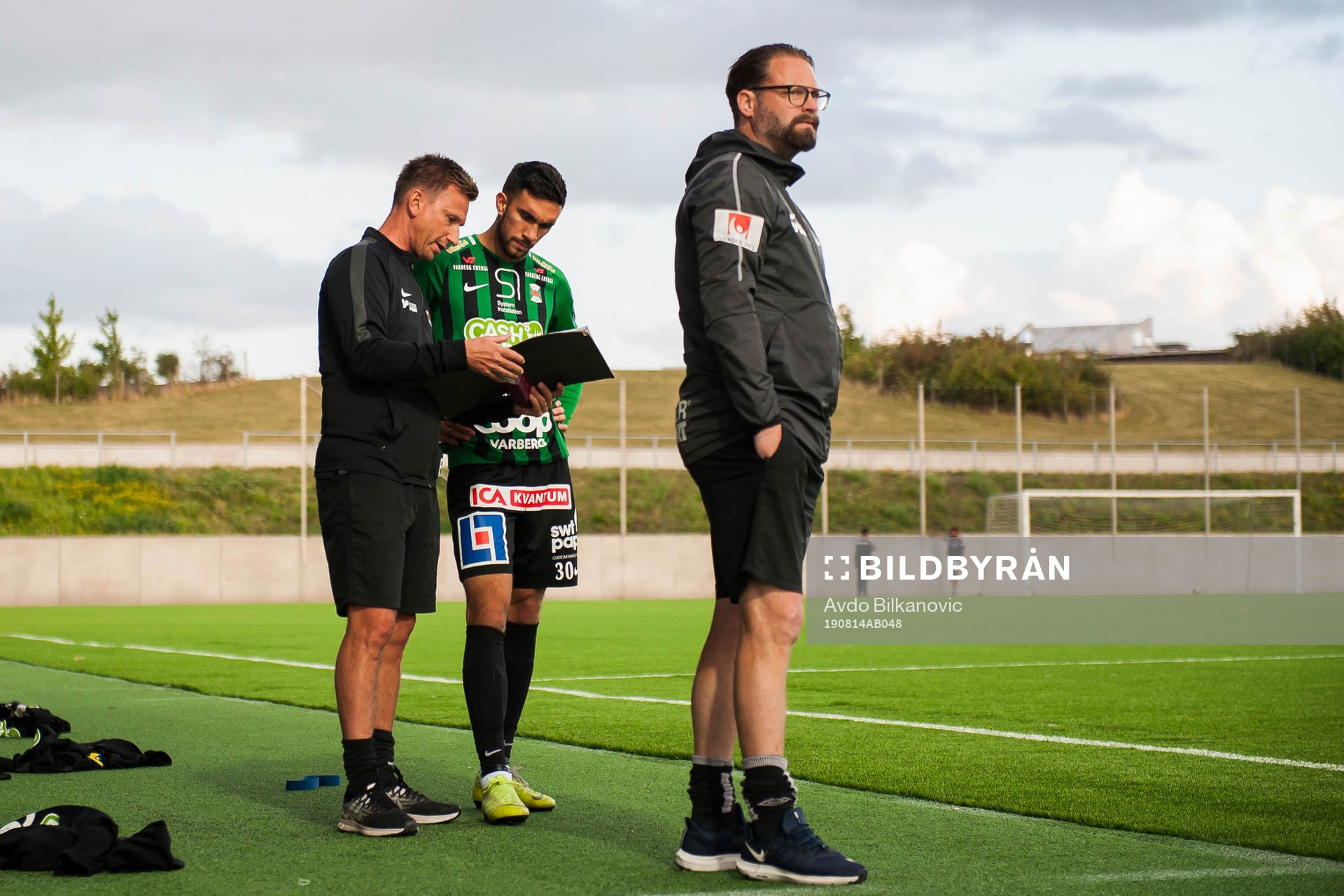 Varbergs tränare Fredrik Danielsson instruerar Daniel