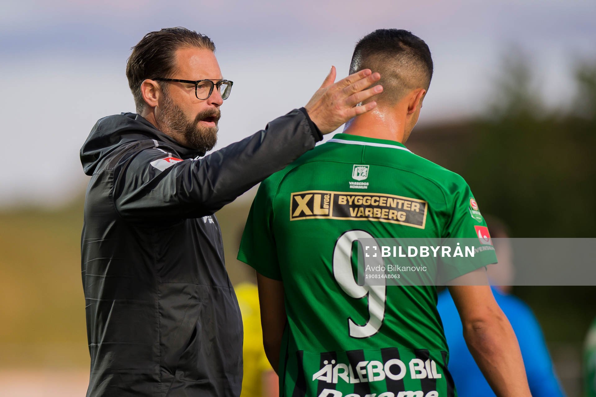 Varbergs tränare Joakim Persson tackar Astrit Seljamni