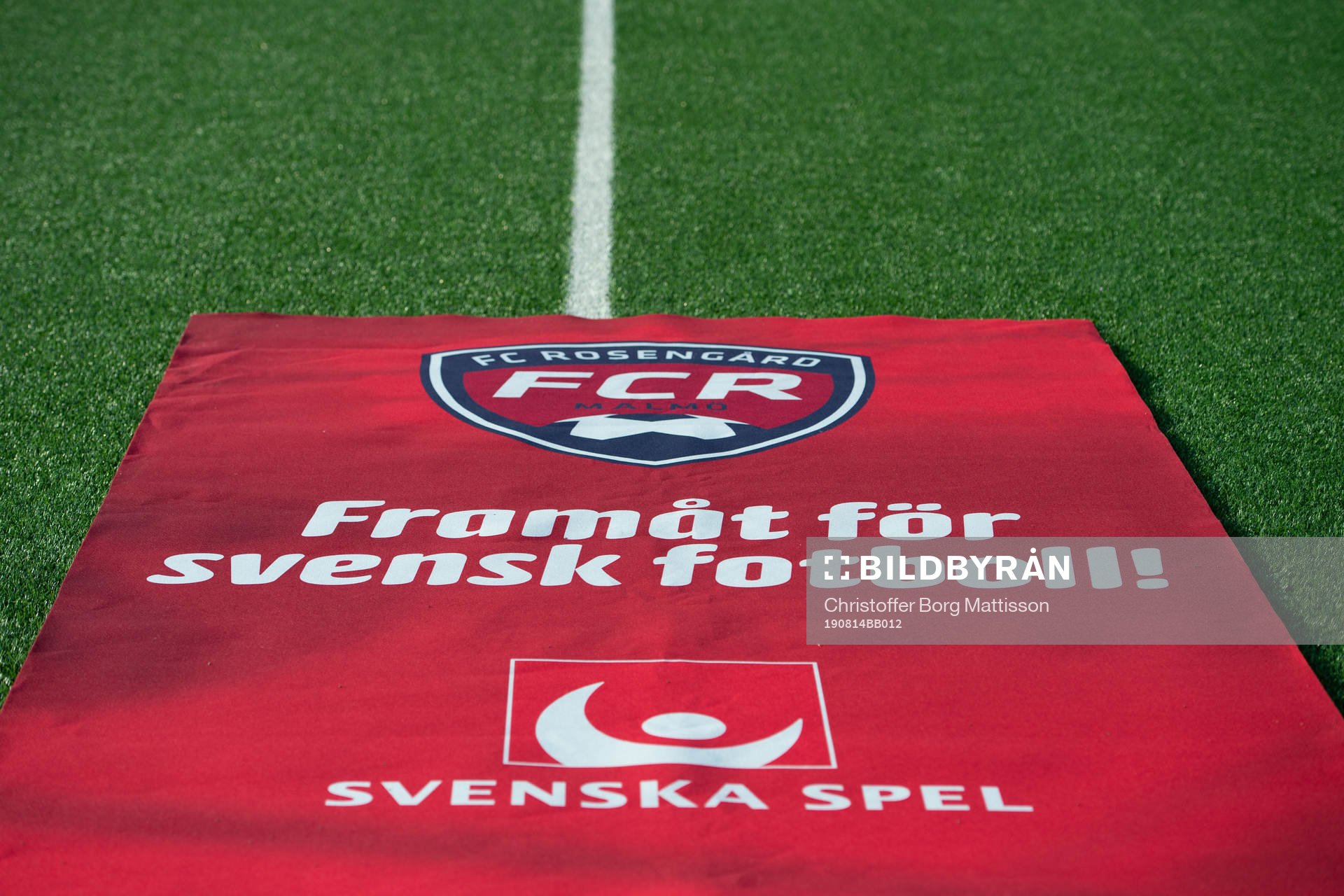 En matta från Svenska Spel på gräset
