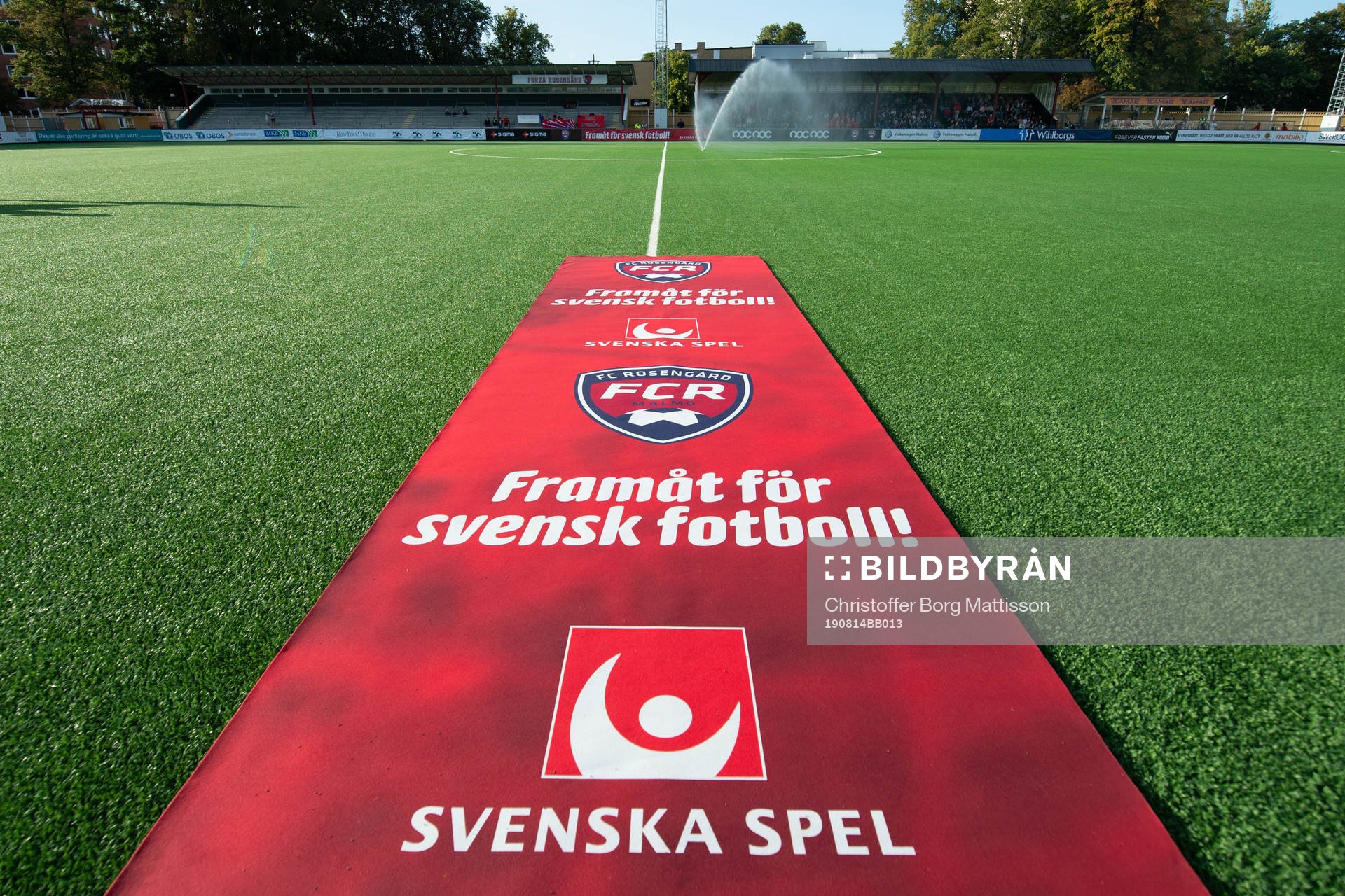 En matta från Svenska Spel på gräset