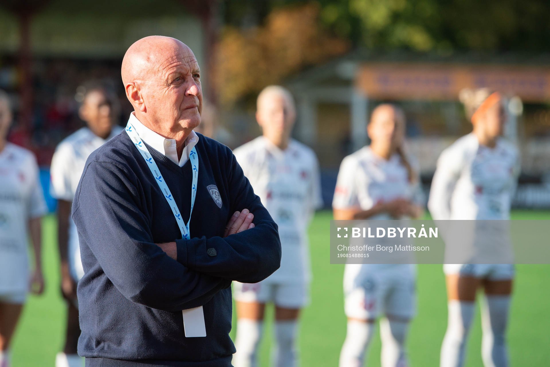 Rosengårds f.d. klubbchef Erling Nilsson tackas av innan fotbollsmatchen i Damallsvenskan mellan FC Rosengård och Limhamn Bunkeflo den 14 augusti 2019 i Malmö.