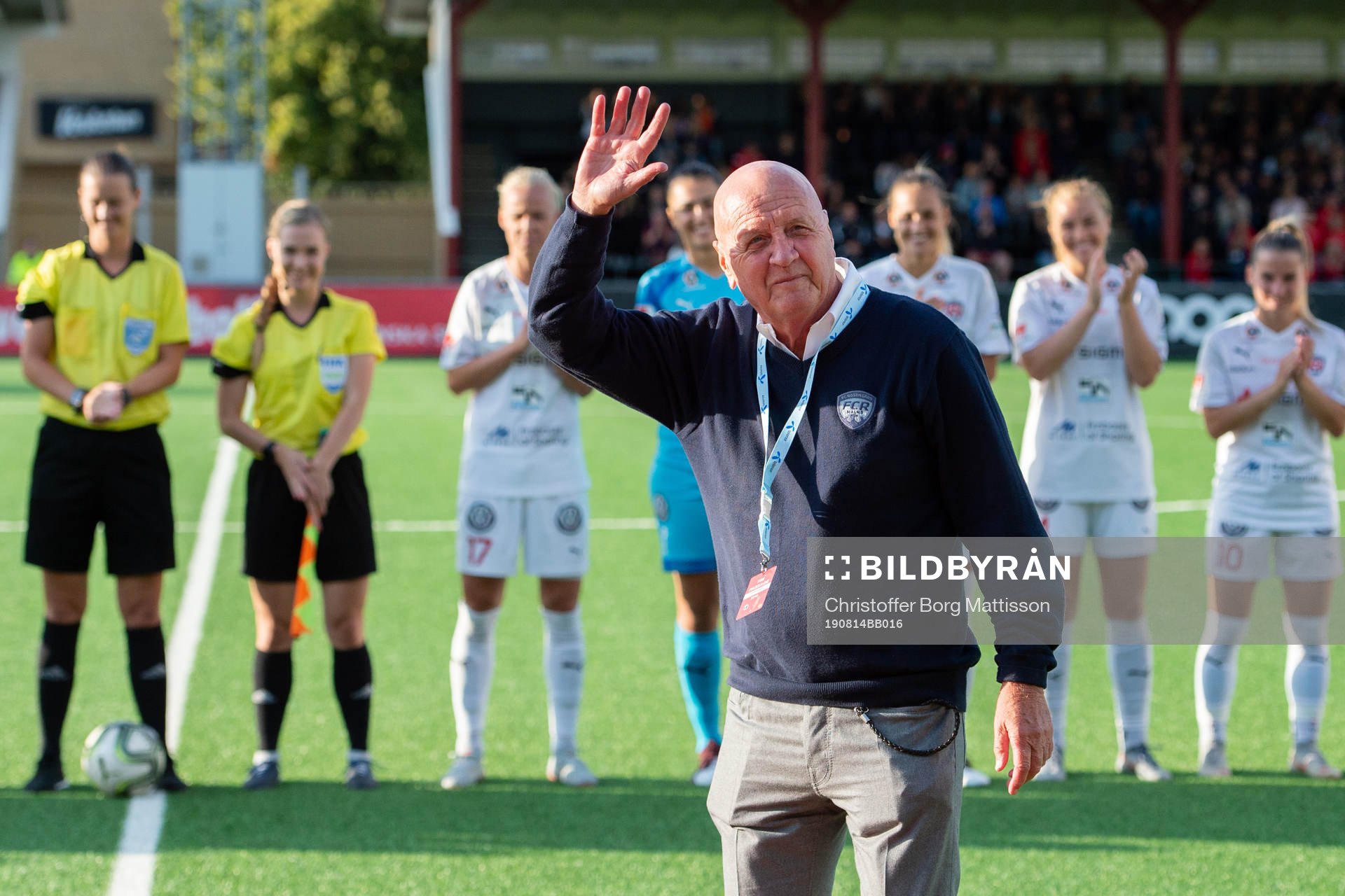 Rosengårds f.d. klubbchef Erling Nilsson tackas av innan fotbollsmatchen i Damallsvenskan mellan FC Rosengård och Limhamn Bunkeflo den 14 augusti 2019 i Malmö.