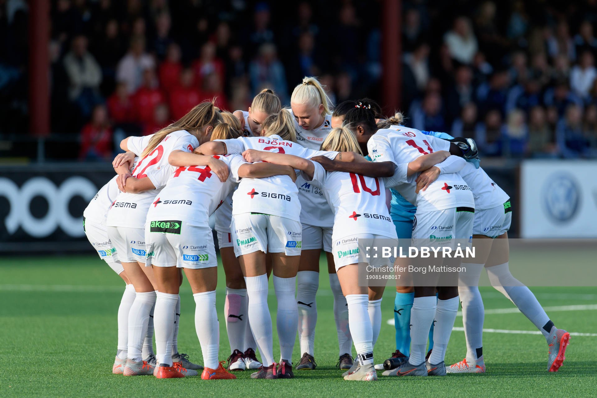 Rosengårds spelare laddar innan fotbollsmatchen i