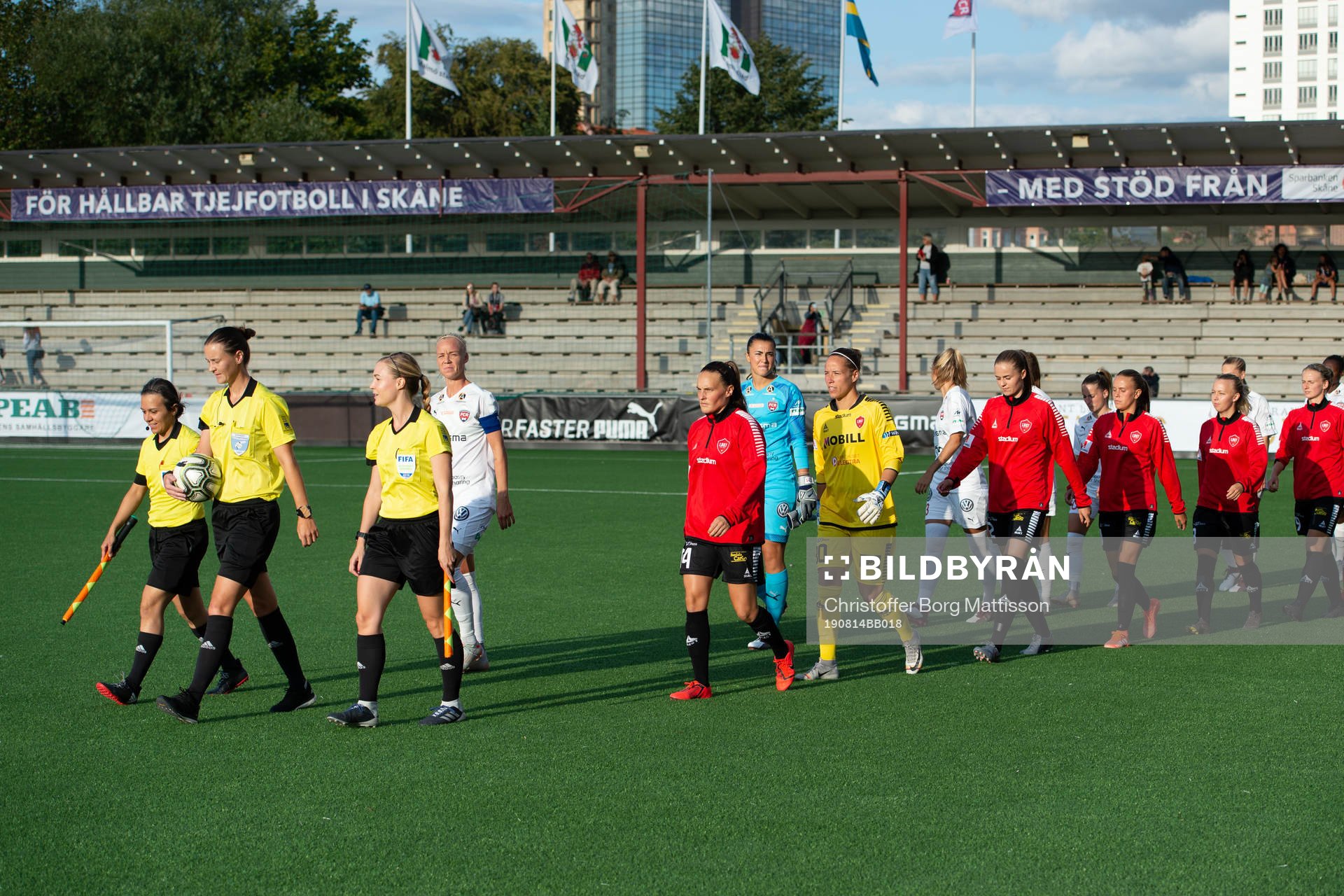 Lagen går in på planen innan fotbollsmatchen i