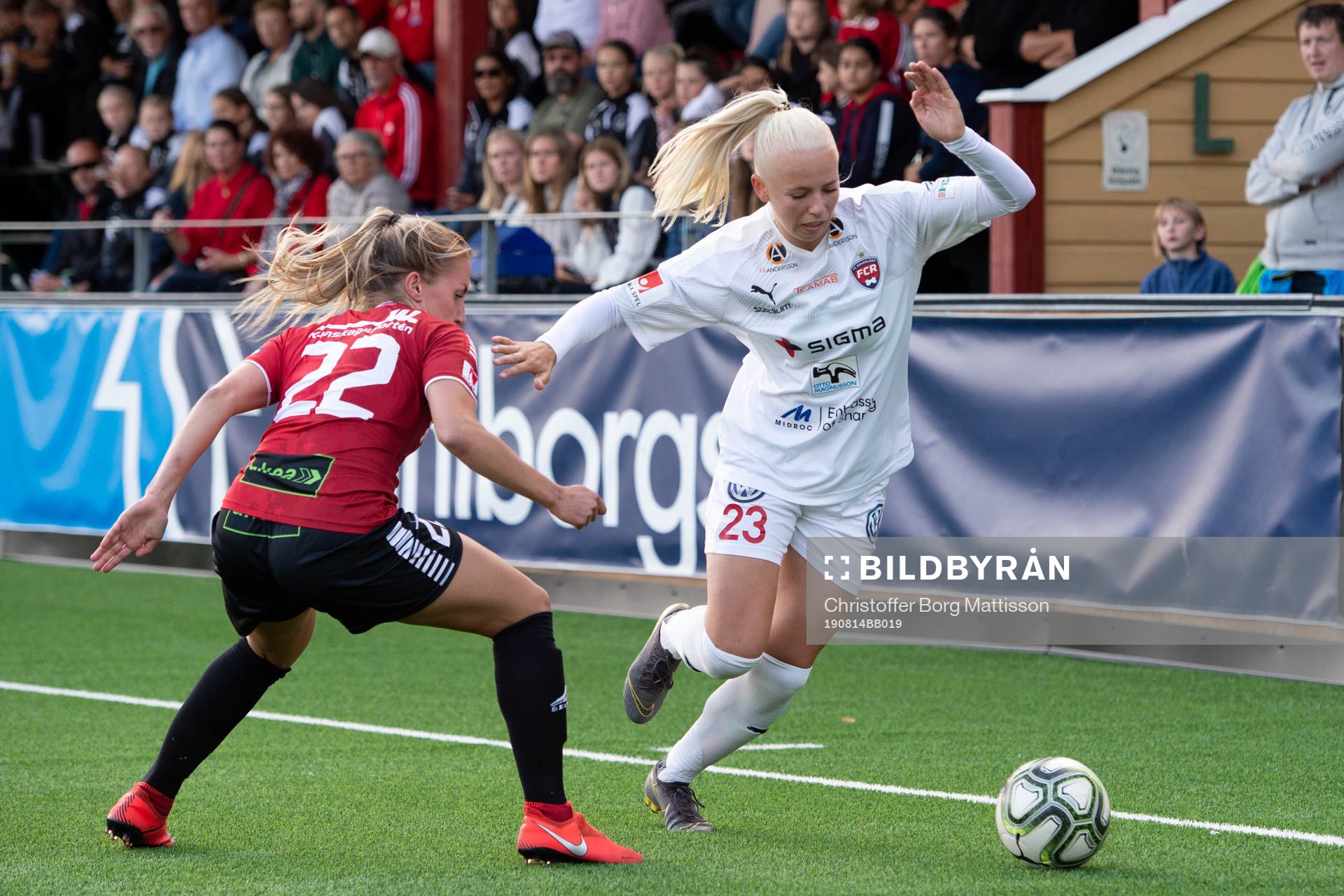 Limhamn Bunkeflos Hanna Persson och Rosengårds Sofie Svava under fotbollsmatchen i Damallsvenskan mellan FC Rosengård och Limhamn Bunkeflo den 14 augusti 2019 i Malmö.