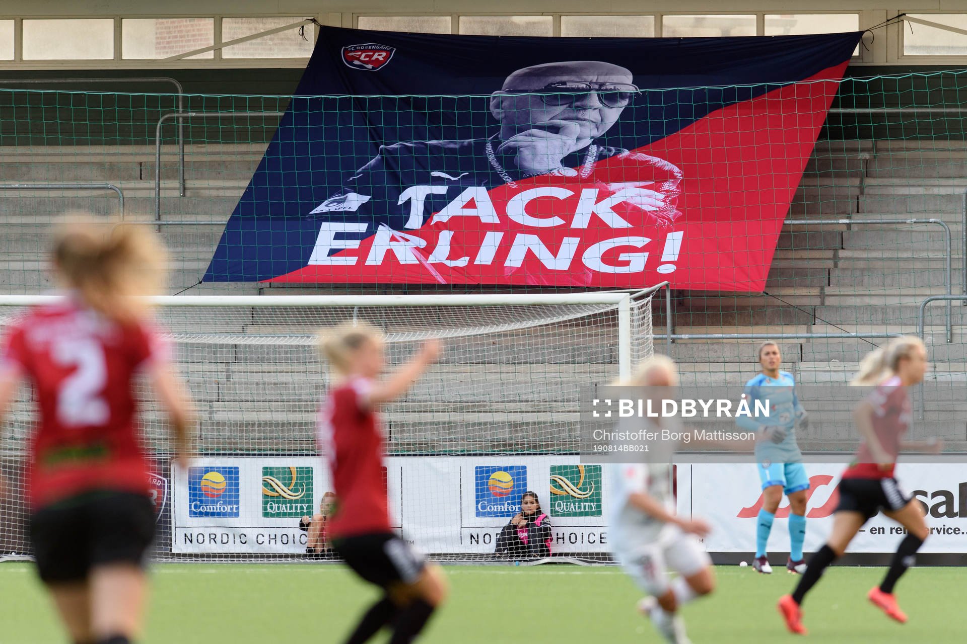 En banderoll på läktaren med tack till avgående