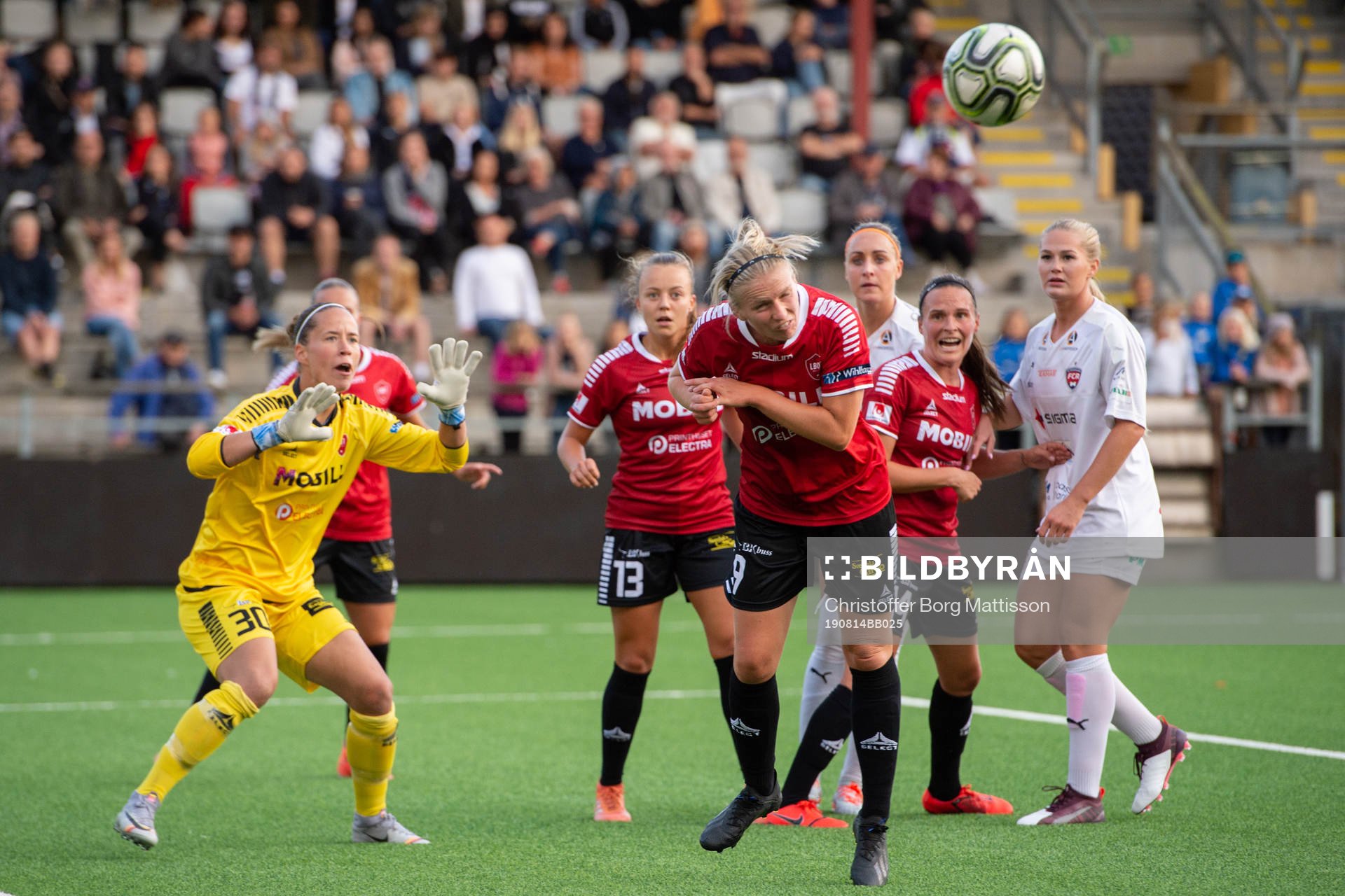 Limhamn Bunkeflos Amanda Kander nickar undan en boll