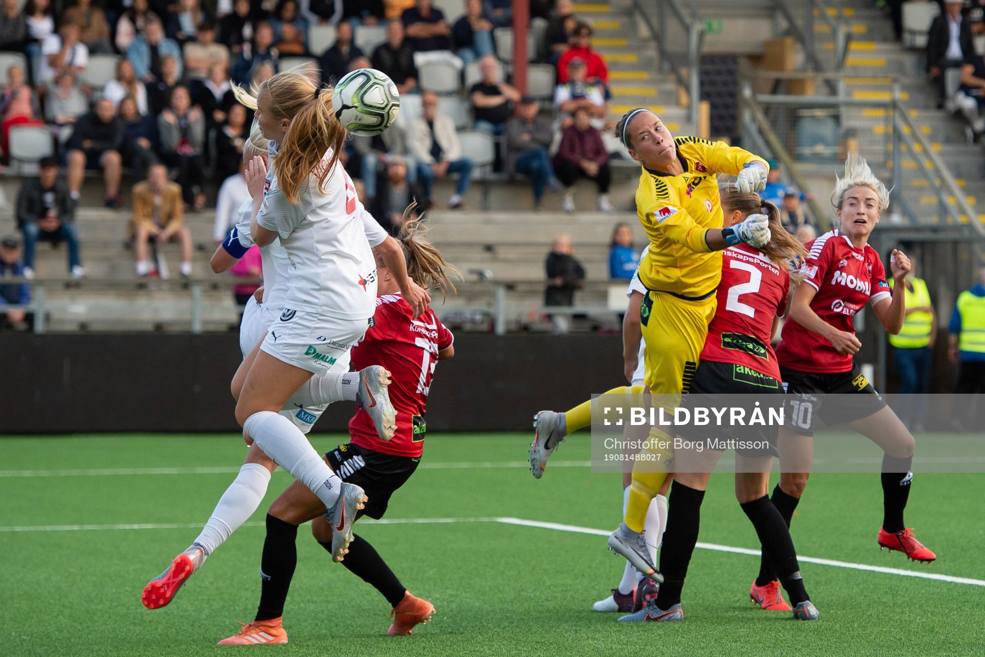 Rosengårds Glodis Perla Viggosdottir nickar bollen bakom