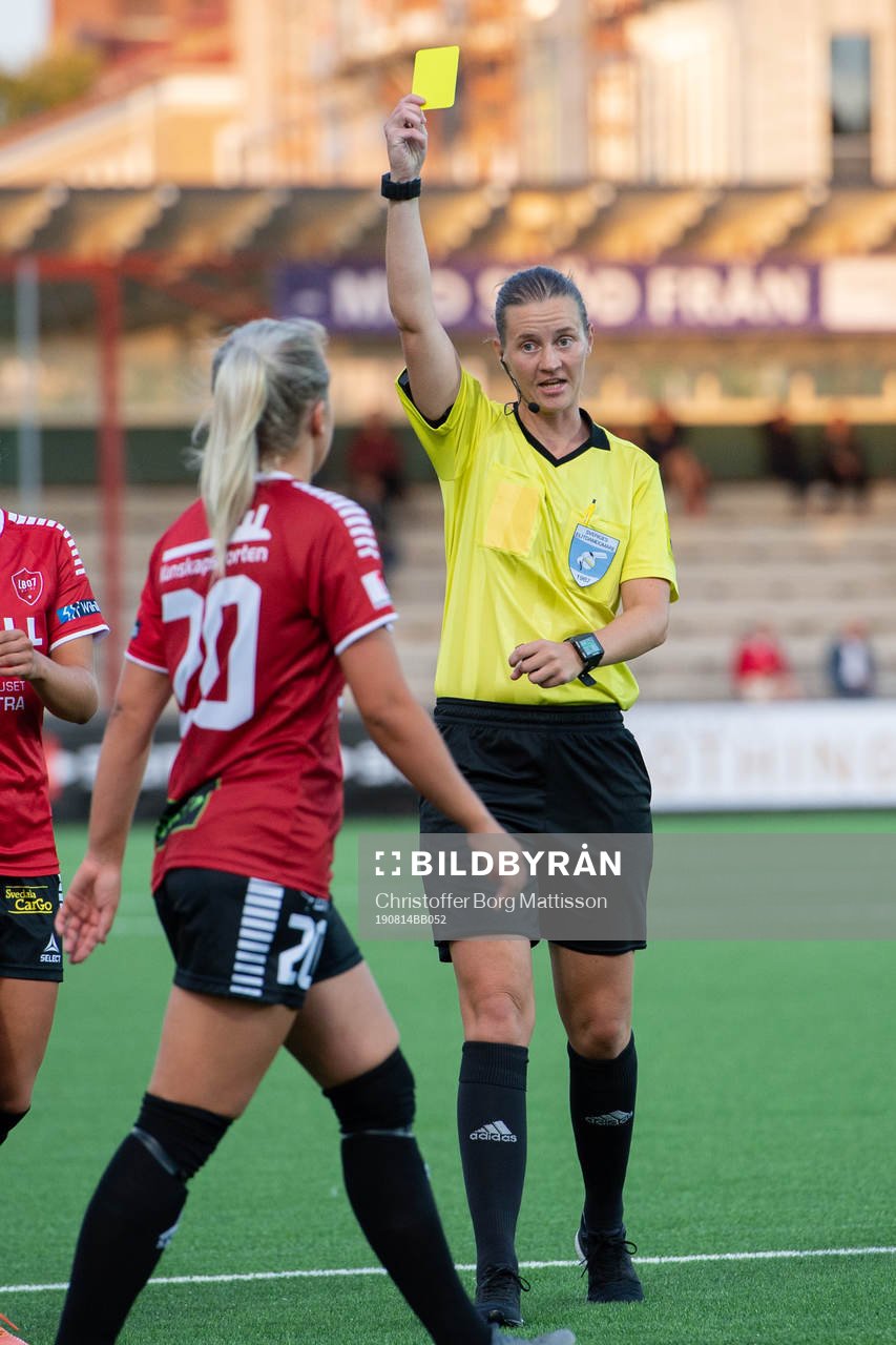 Limhamn Bunkeflos Jennie Egeriis får gult kort