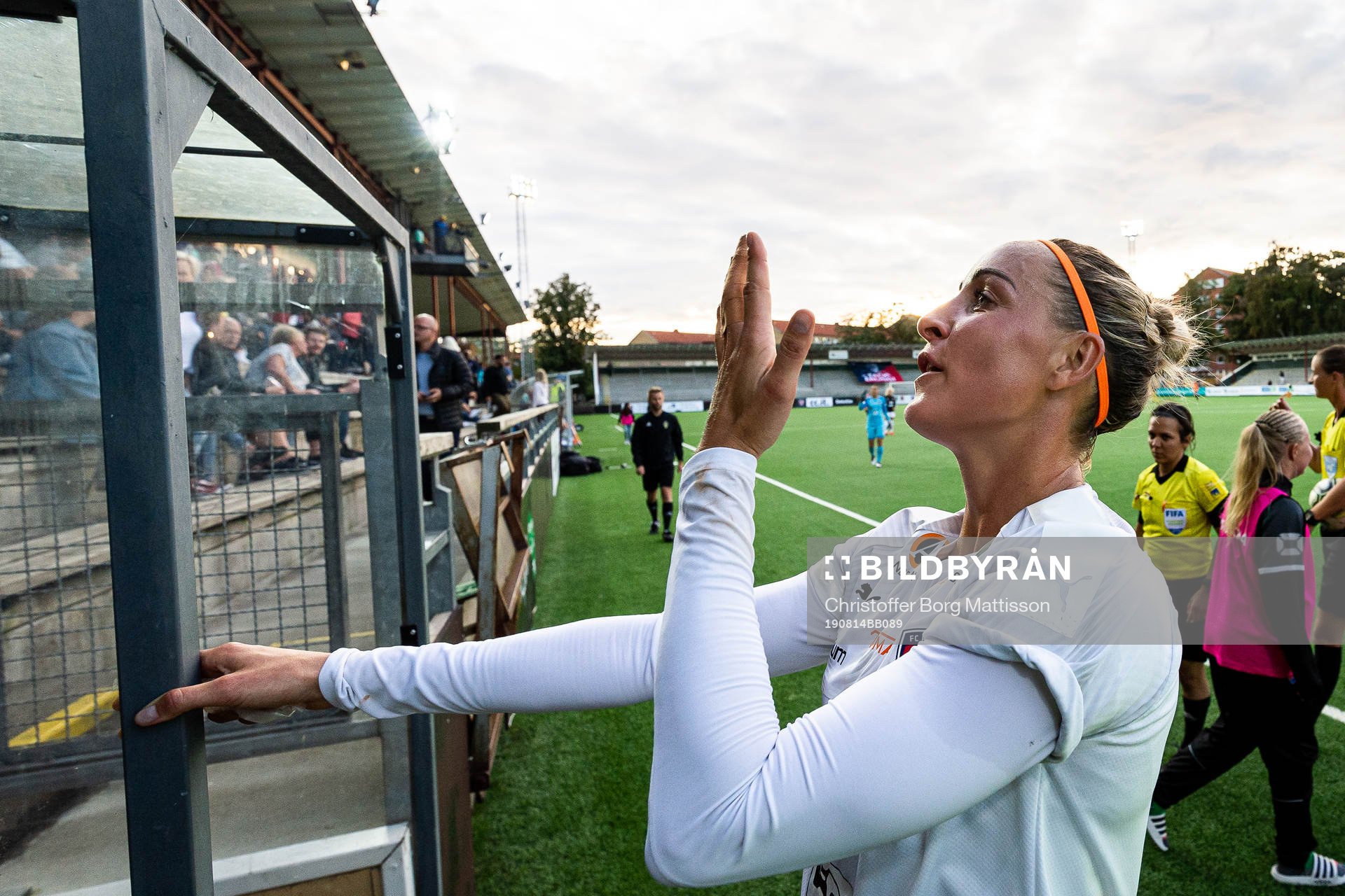 Rosengårds Sanne Troelsgaard ger en slängkyss till