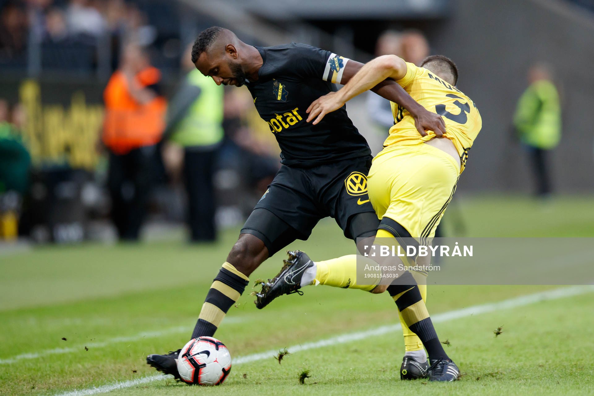 Henok Goitom of AIK and Mateo Muzek of Sheriff Tiraspol