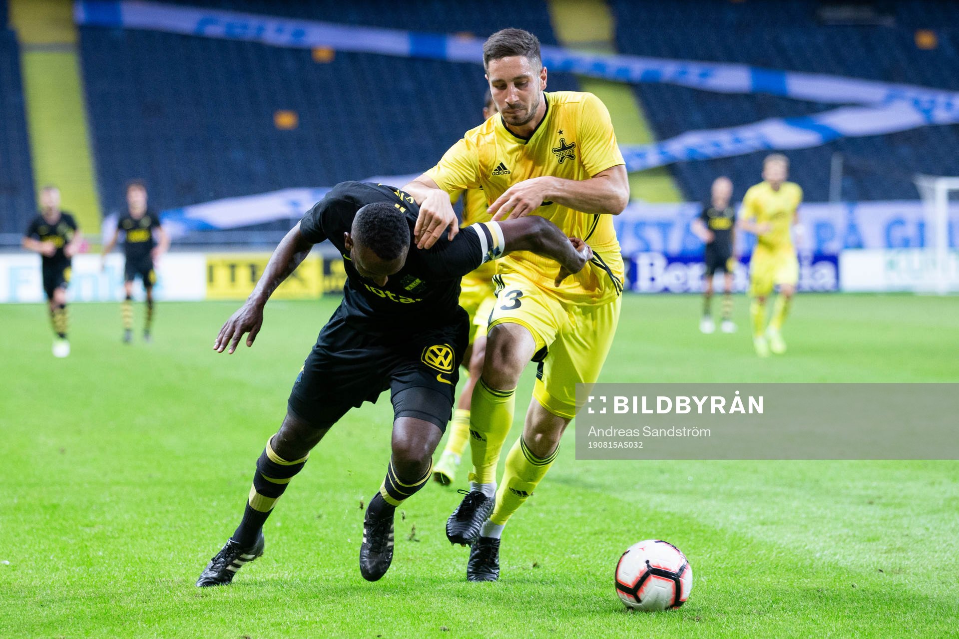 Henok Goitom of AIK and Mateo Muzek of Sheriff Tiraspol