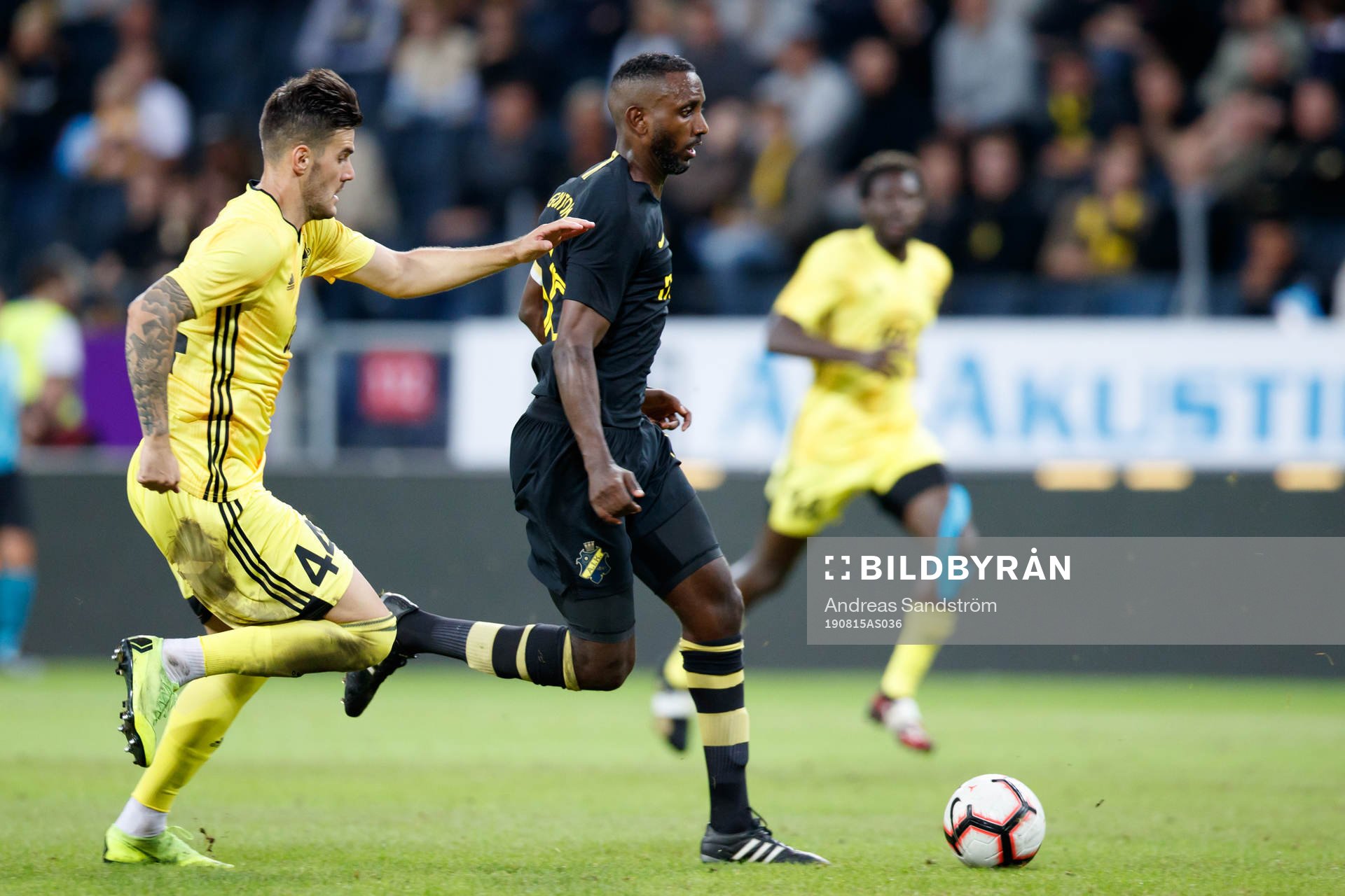 Andrej Lukic of Sheriff Tiraspol and Henok Goitom of AIK