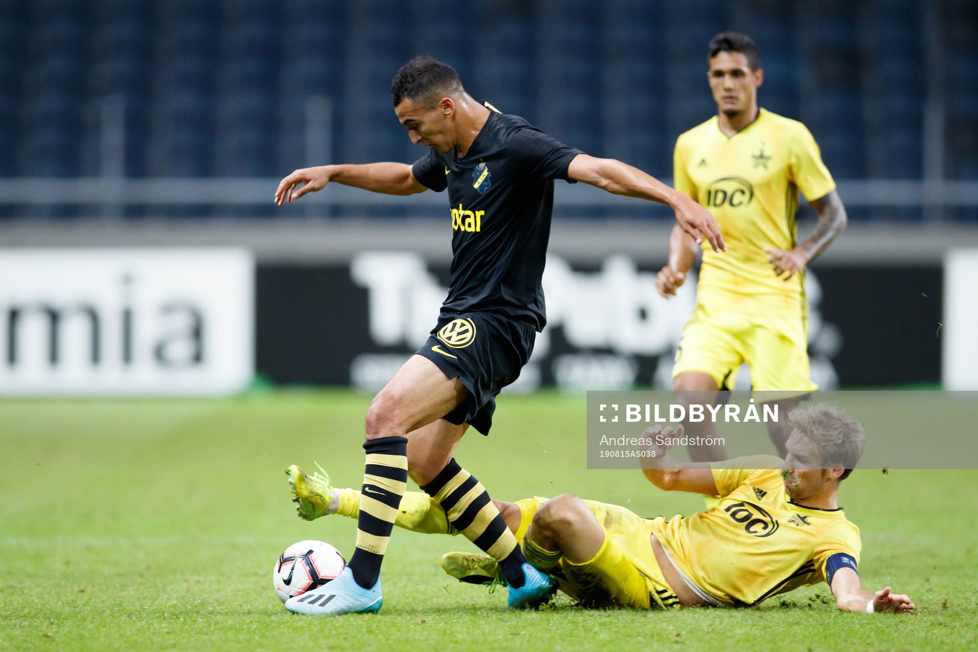 Nabil Bahoui of AIK and Yury Kendysh of Sheriff Tiraspol