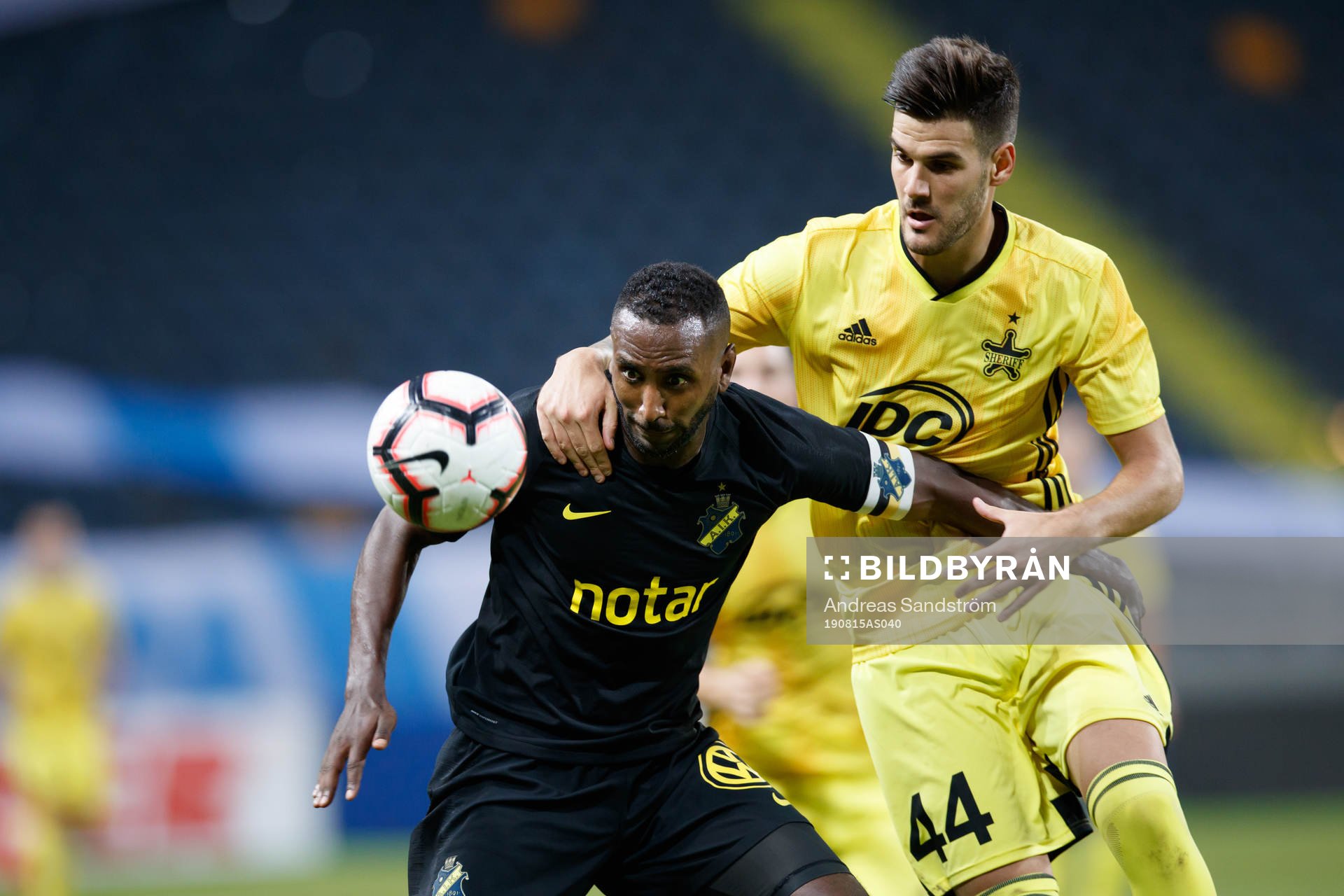Henok Goitom of AIK and Andrej Lukic of Sheriff Tiraspol