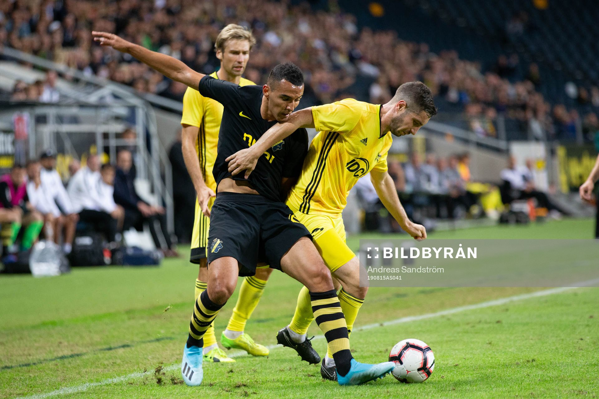 Nabil Bahoui of AIK and Mateo Muzek of Sheriff Tiraspol