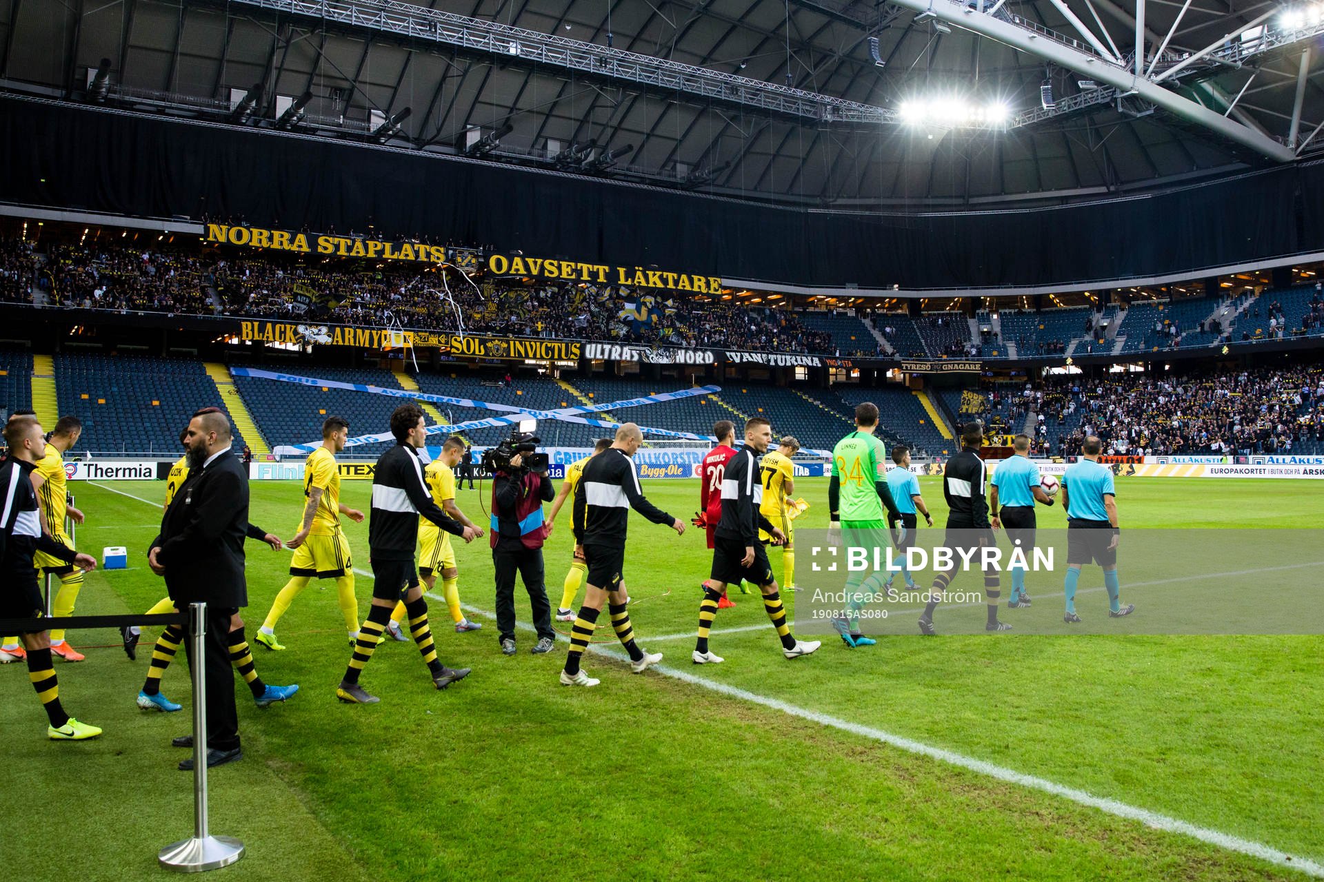 The players enter the pitch