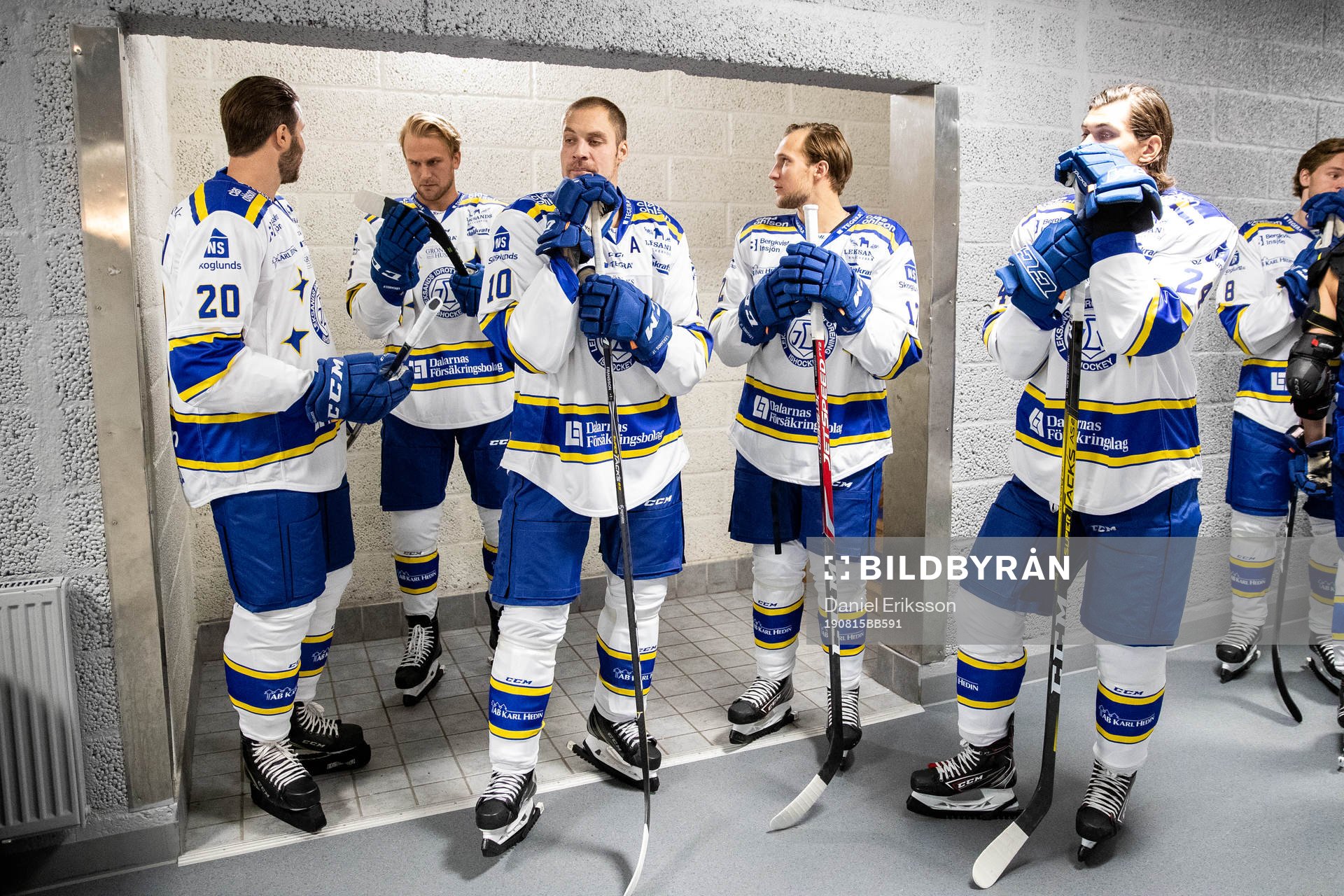 Leksands IF spelare väntar på lagfotografering