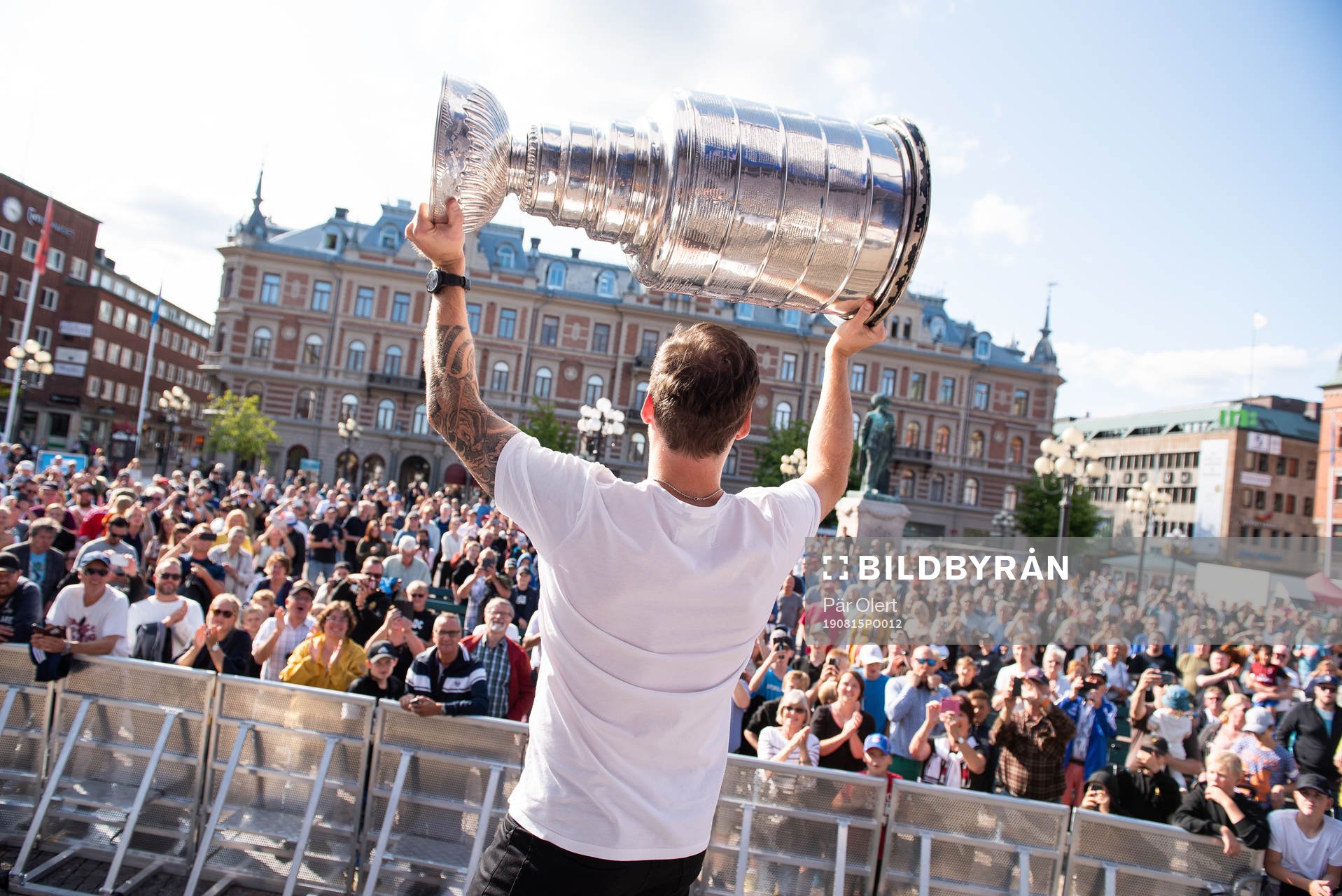 Alexander Steen lyfter pokalen mot publiken