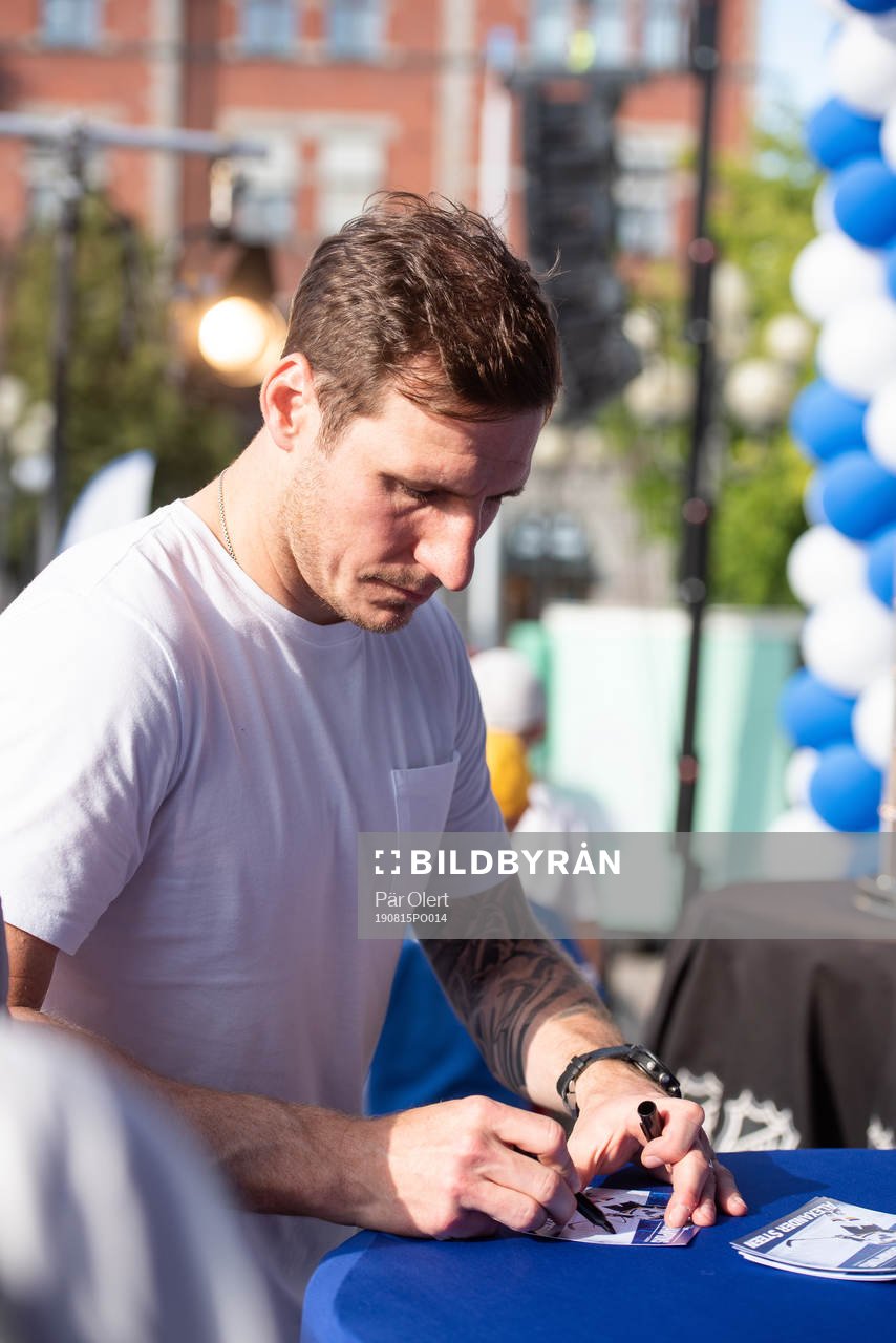 Alexander Steen skriver autograf