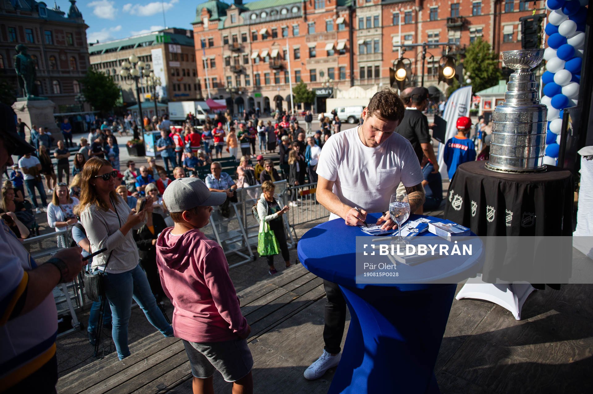 Alexander Steen skriver autografer