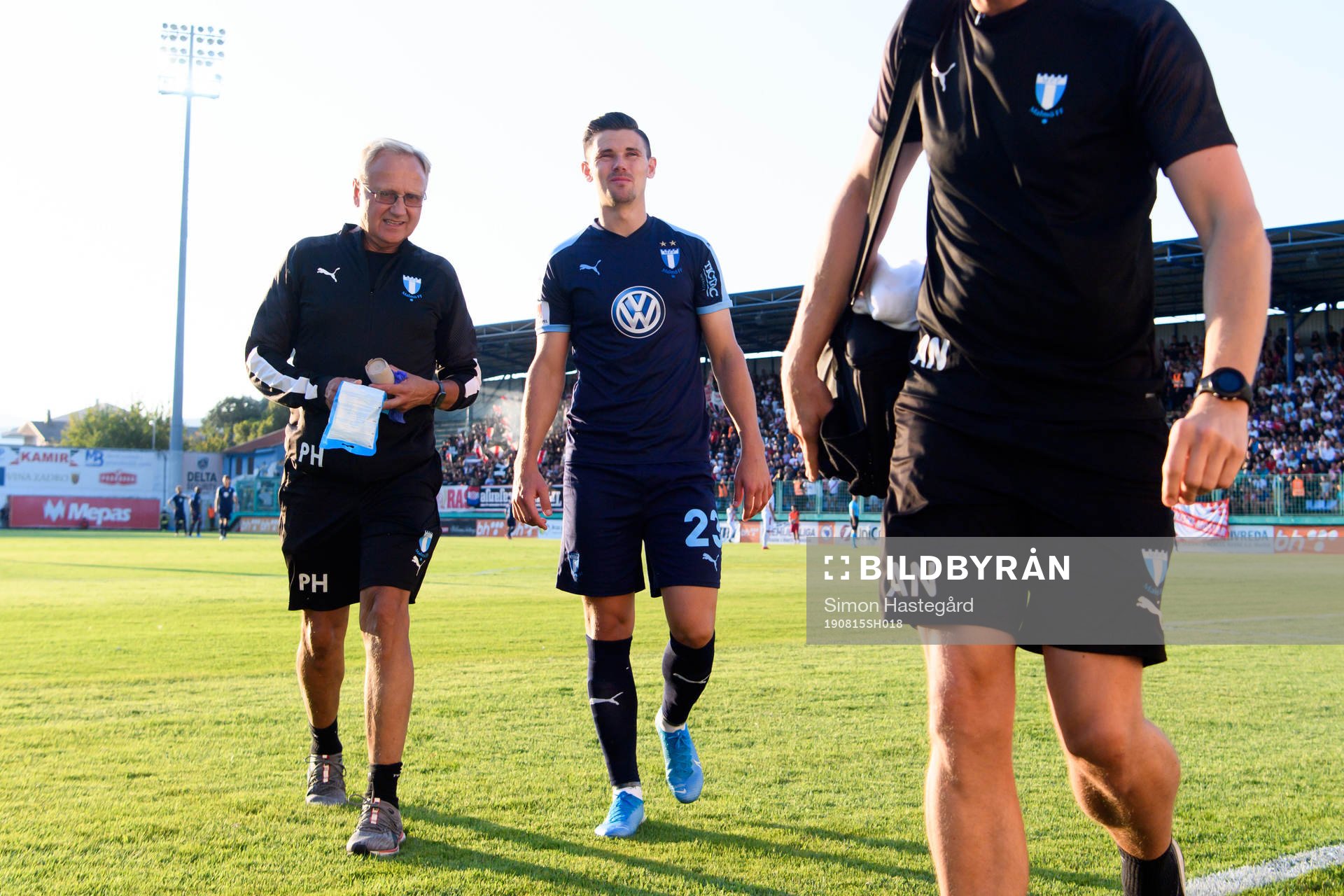 Marcus Antonsson of Malmö FF leaves the pitch injured
