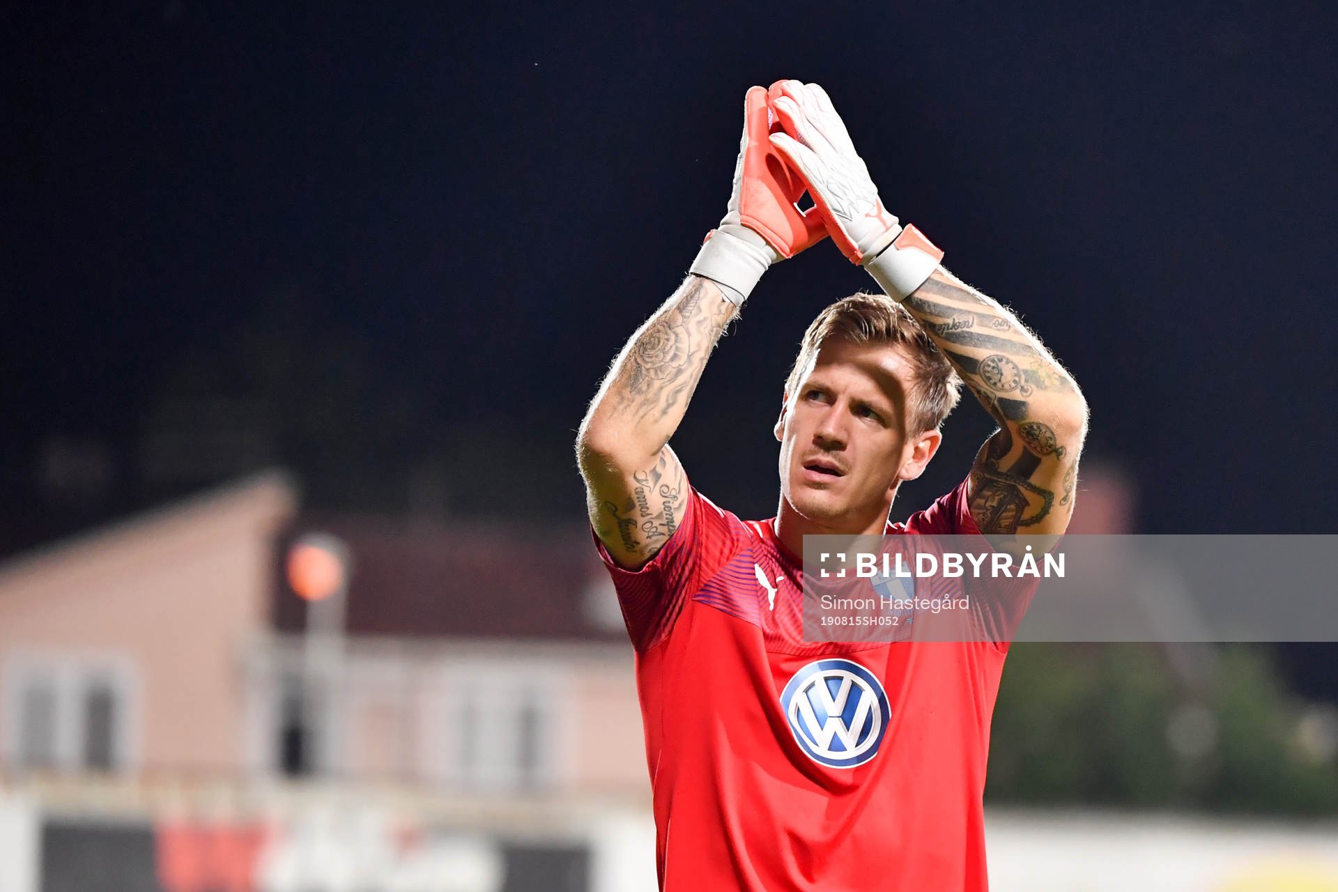 goalkeeper Johan Dahlin of Malmö FF give his thanks to the