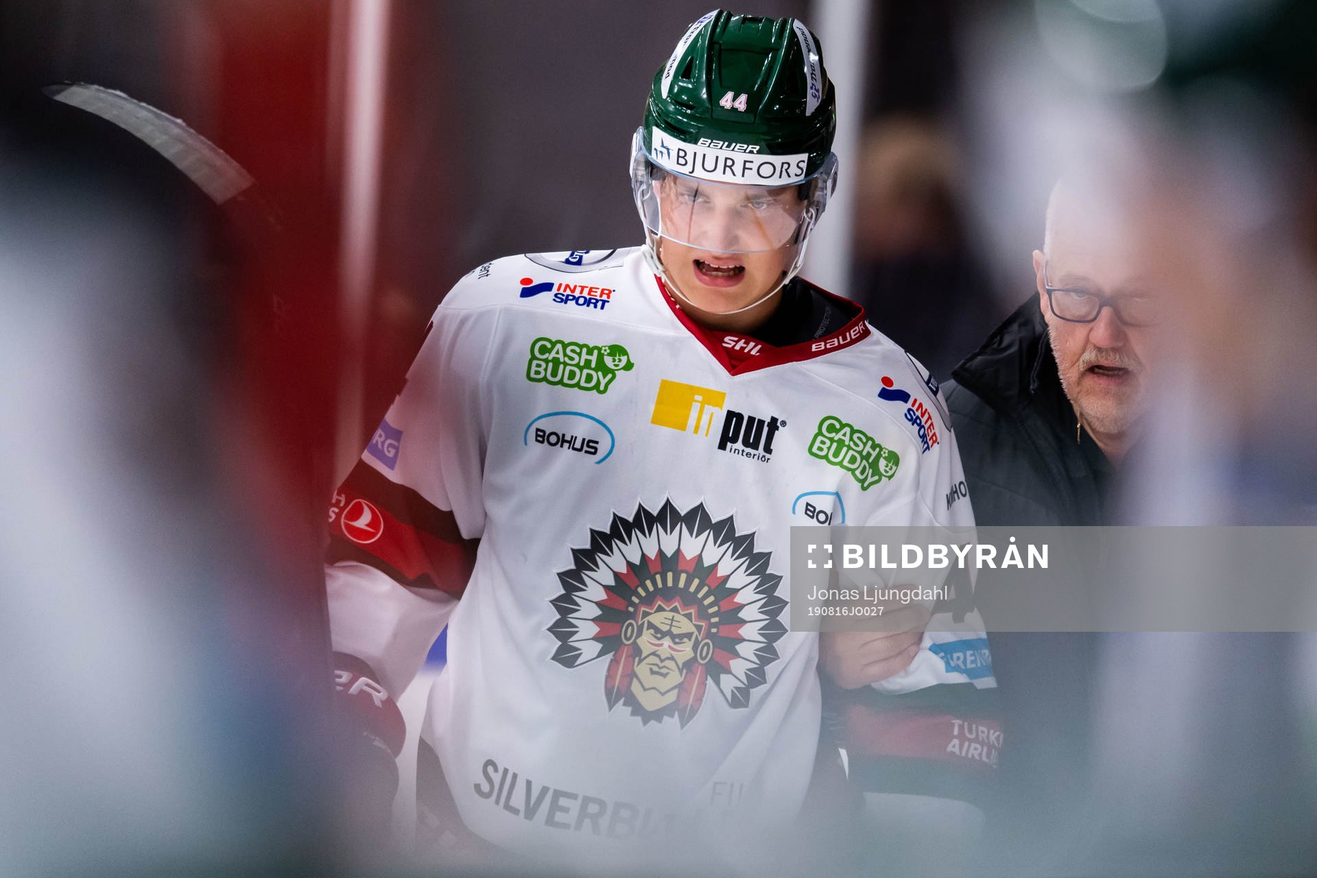 Frölundas Jacob Peterson får hjälp av isen