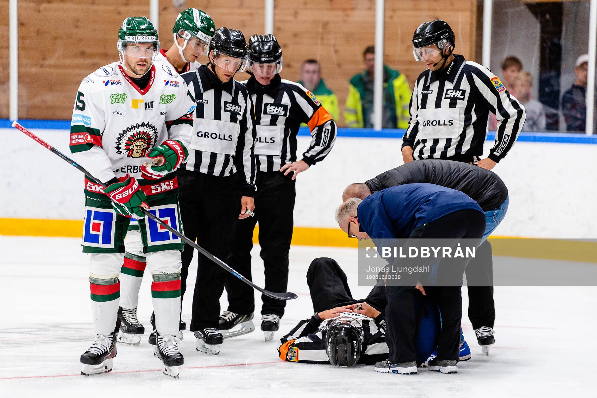 Domare Mikael Andersson blir liggandes på isen