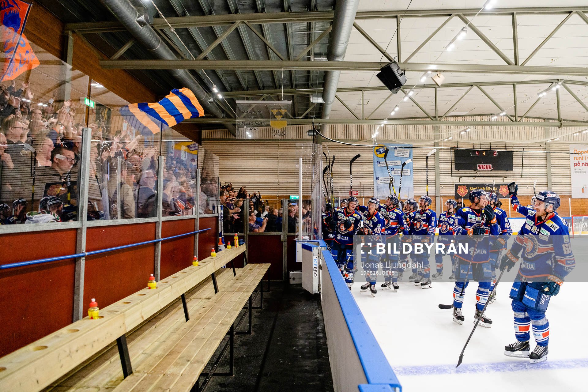 Växjös spelare jublar framför fansen