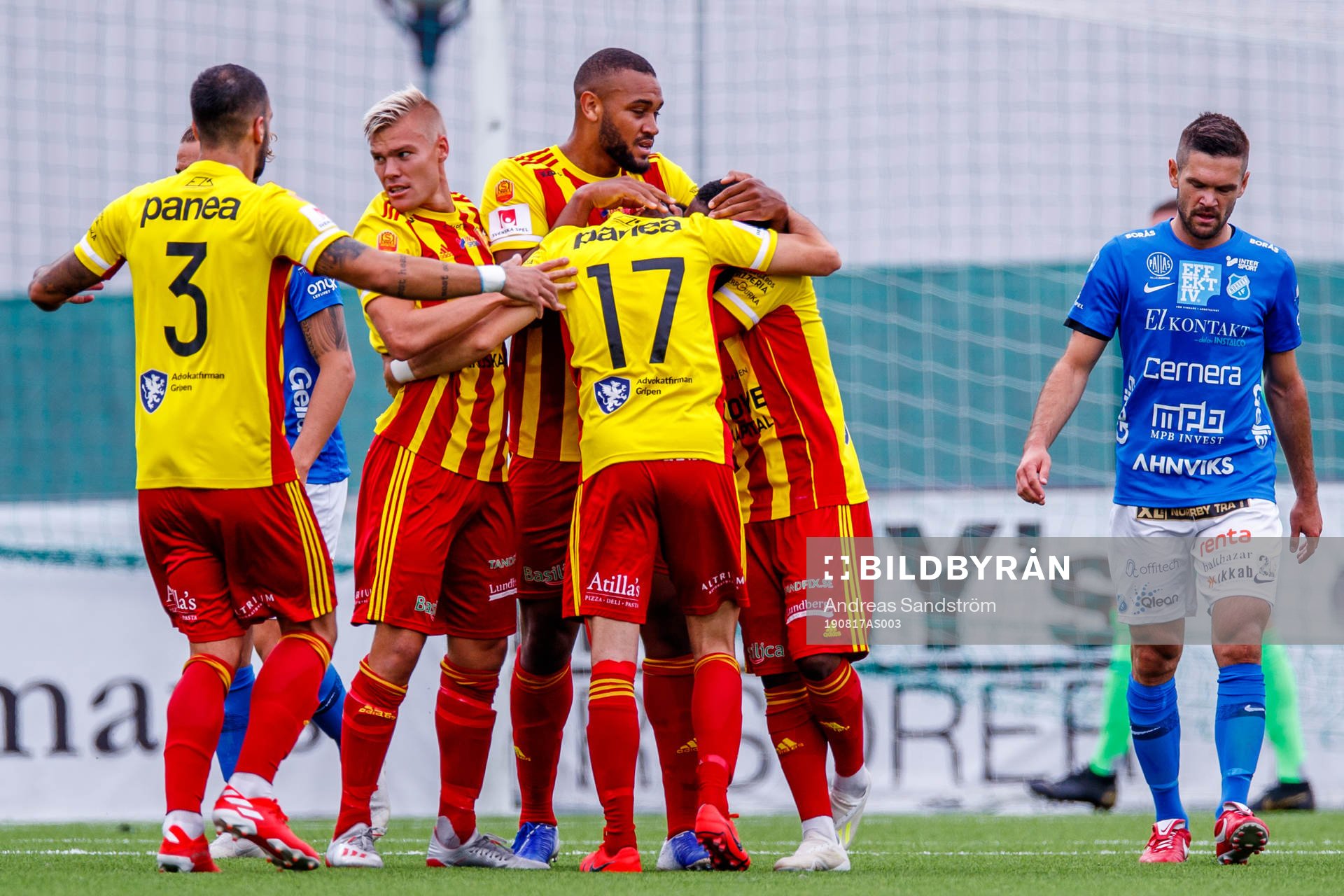 Syrianskas spelare jublar samtidigt som Norrbys Ivo Dominik