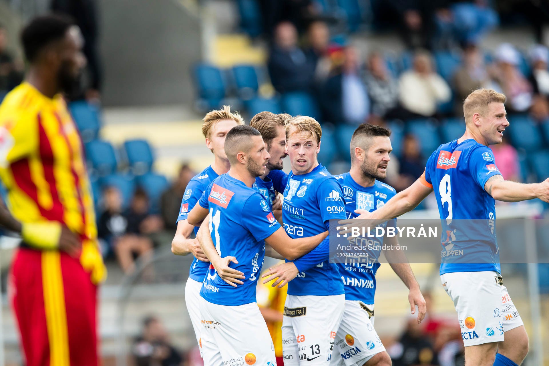 Norrbys Dardan Rexhepi (3:a vänster) gör 1-1 och jublar med lagkamrater under fotbollsmatchen i Superettan mellan Syrianska och Norrby den 17 augusti 2019 i Södertälje.