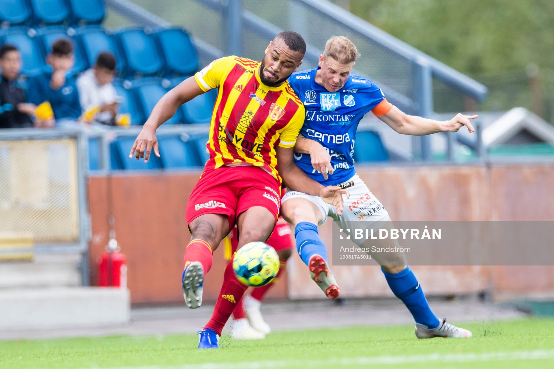 Syrianskas Patrick Dyrestam i kamp med Norrbys Nicklas Savolainen under fotbollsmatchen i Superettan mellan Syrianska och Norrby den 17 augusti 2019 i Södertälje.