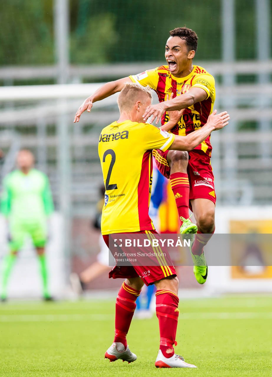 Syrianskas Khalid Abdo kvitterar till 4-4 på övertid och omfamnas av Martin Falkeborn (v) under fotbollsmatchen i Superettan mellan Syrianska och Norrby den 17 augusti 2019 i Södertälje.