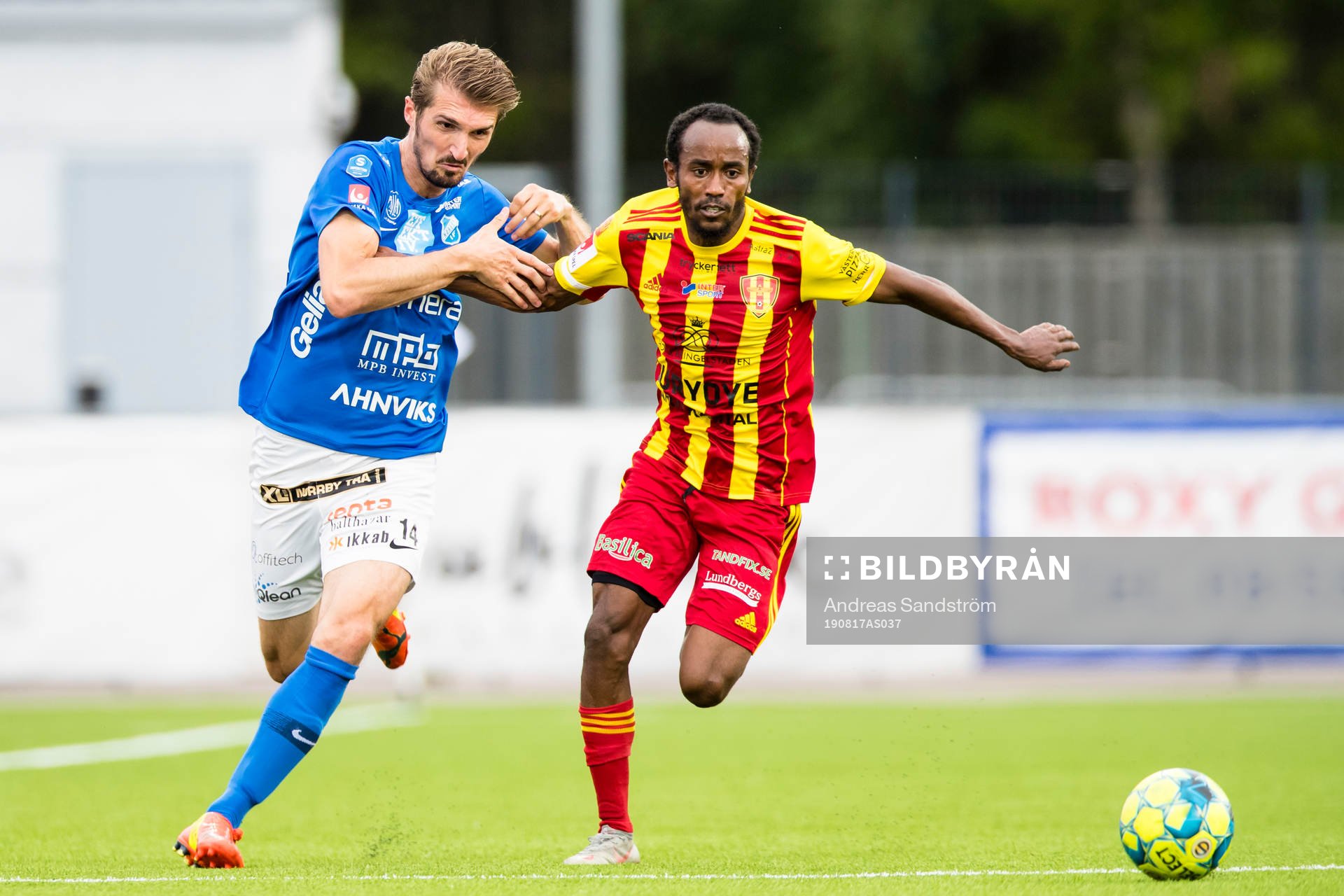 Norrbys Dardan Rexhepi i kamp om bollen med Syrianskas