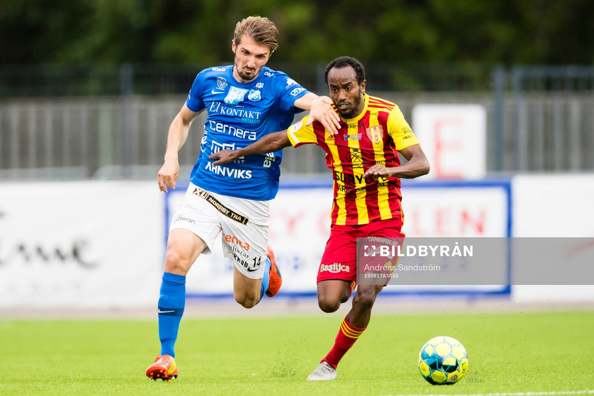 Norrbys Dardan Rexhepi i kamp om bollen med Syrianskas