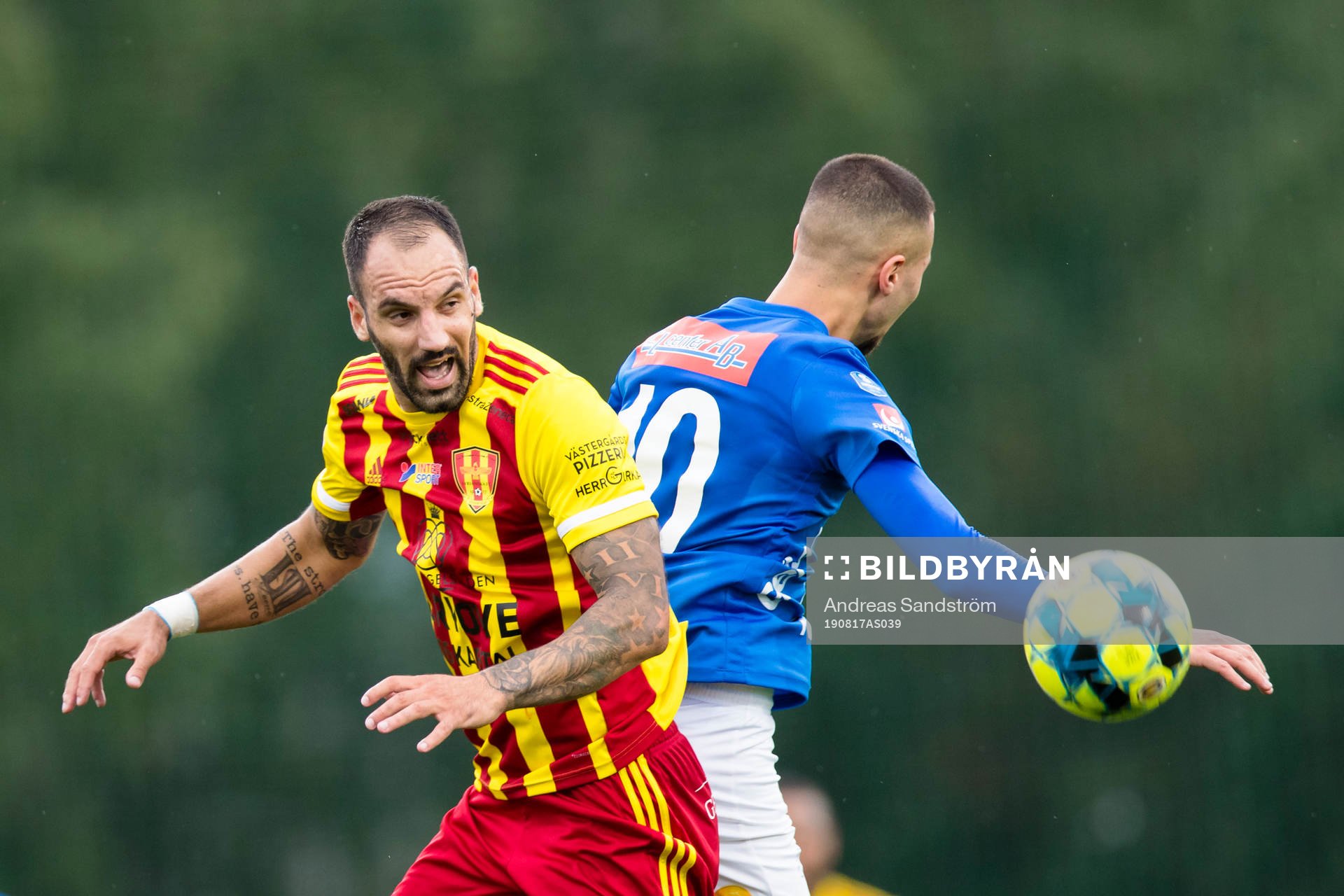 Syrianskas Marco Mihajlovic i kamp om bollen med Norrbys