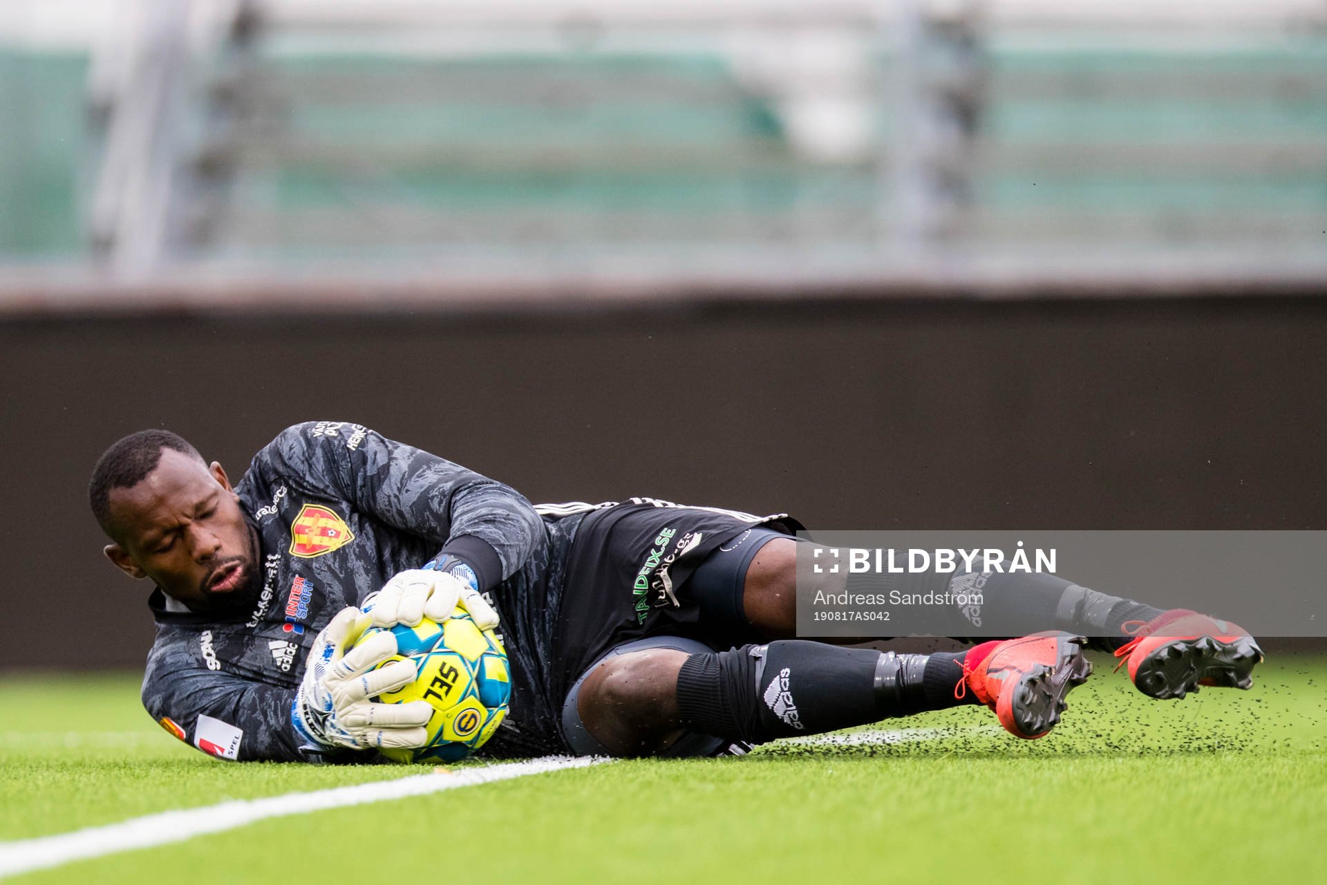 Syrianskas målvakt Dwayne St Aubyn Miller med en räddning