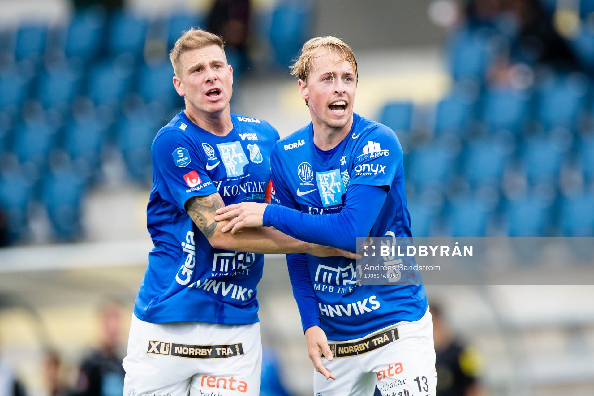Norrbys Robin Strömberg (h) jublar med Nicklas Savolainen (v) efter att ha gjort 3-3 kvitteringen under fotbollsmatchen i Superettan mellan Syrianska och Norrby den 17 augusti 2019 i Södertälje.