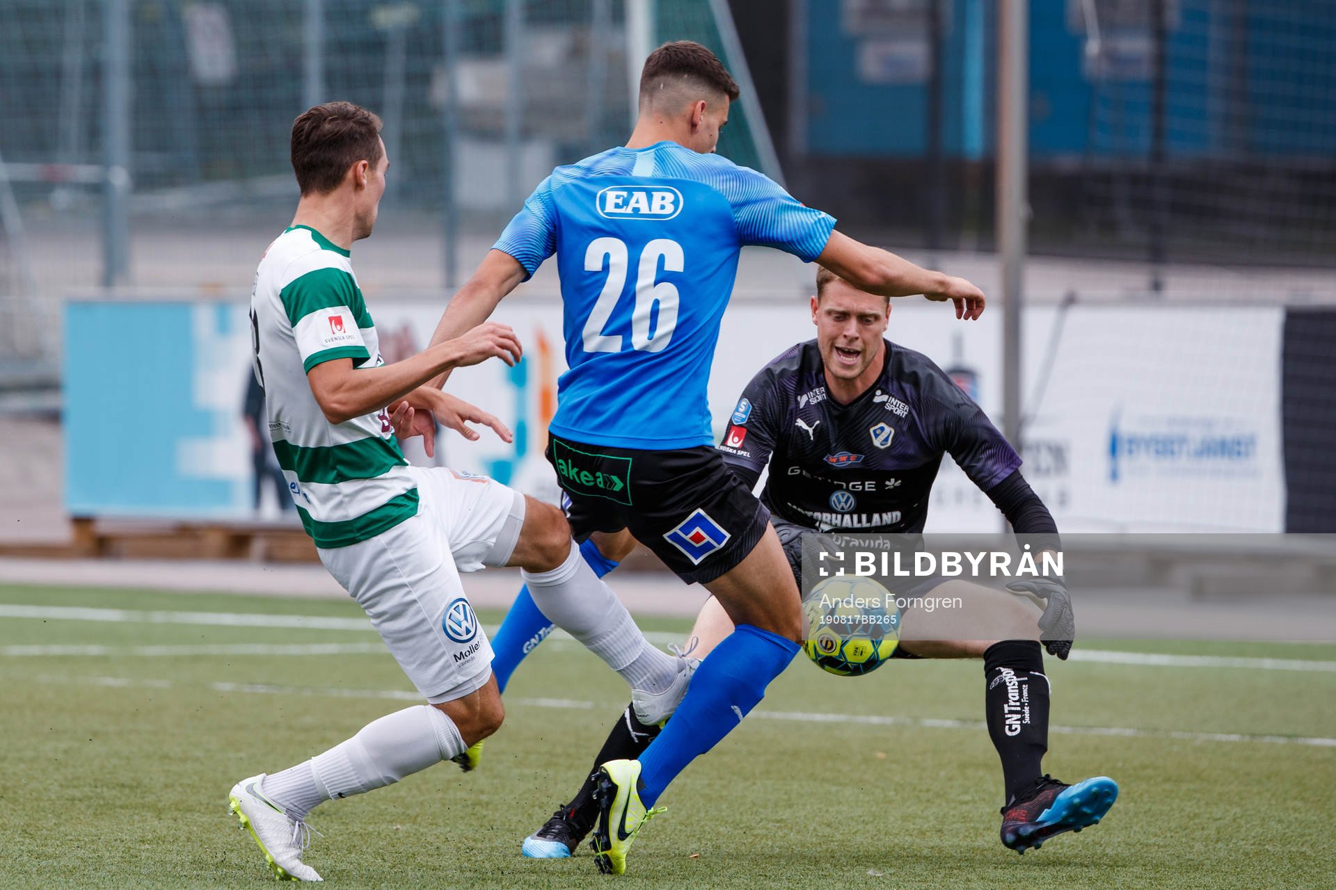 Västerås Filip Tronet oroar framför Halmstads Edvin