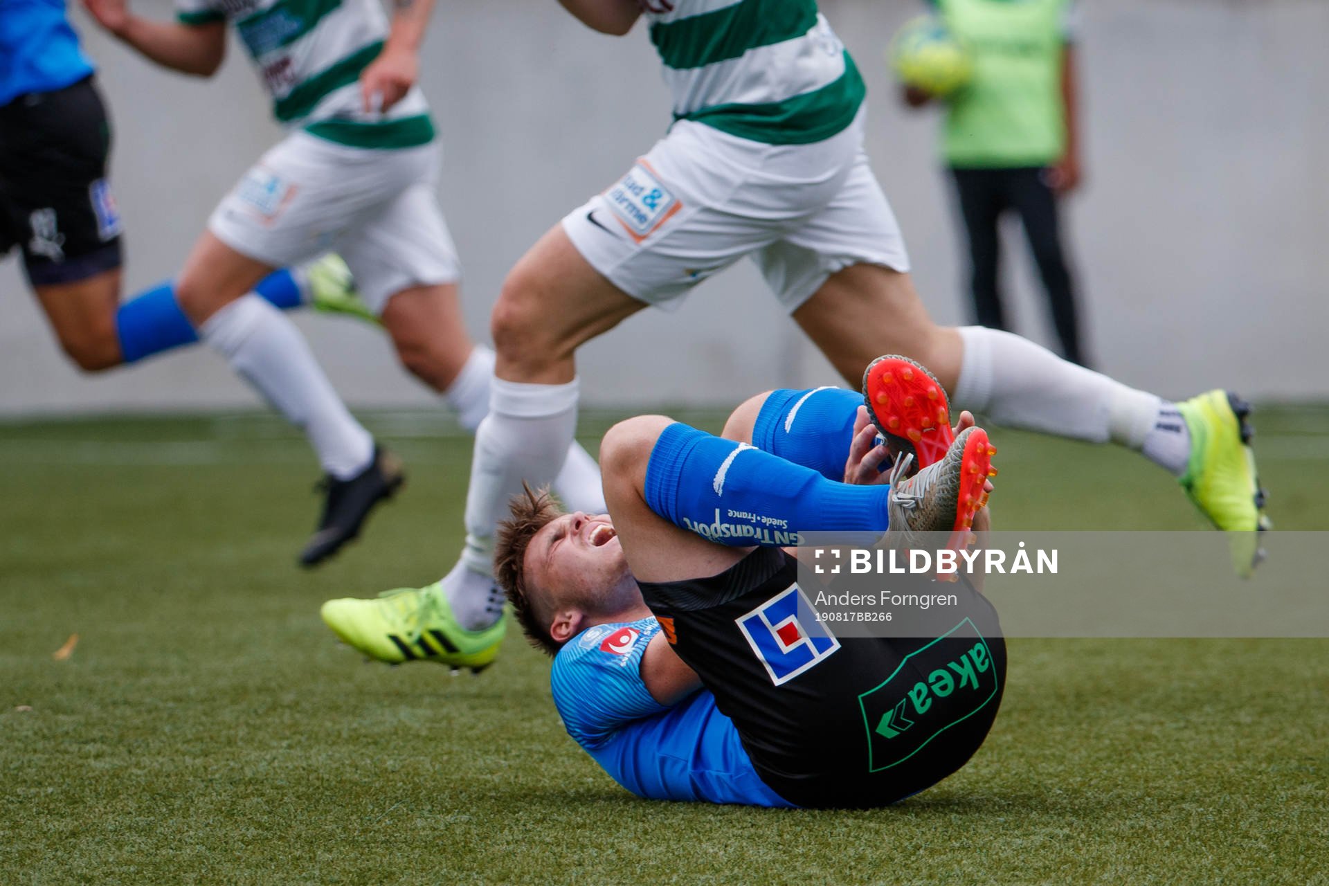 Halmstads Jonathan Svedberg har ont under fotbollsmatchen i Superettan mellan Västerås och Halmstad den 17 augusti 2019 i Västerås.